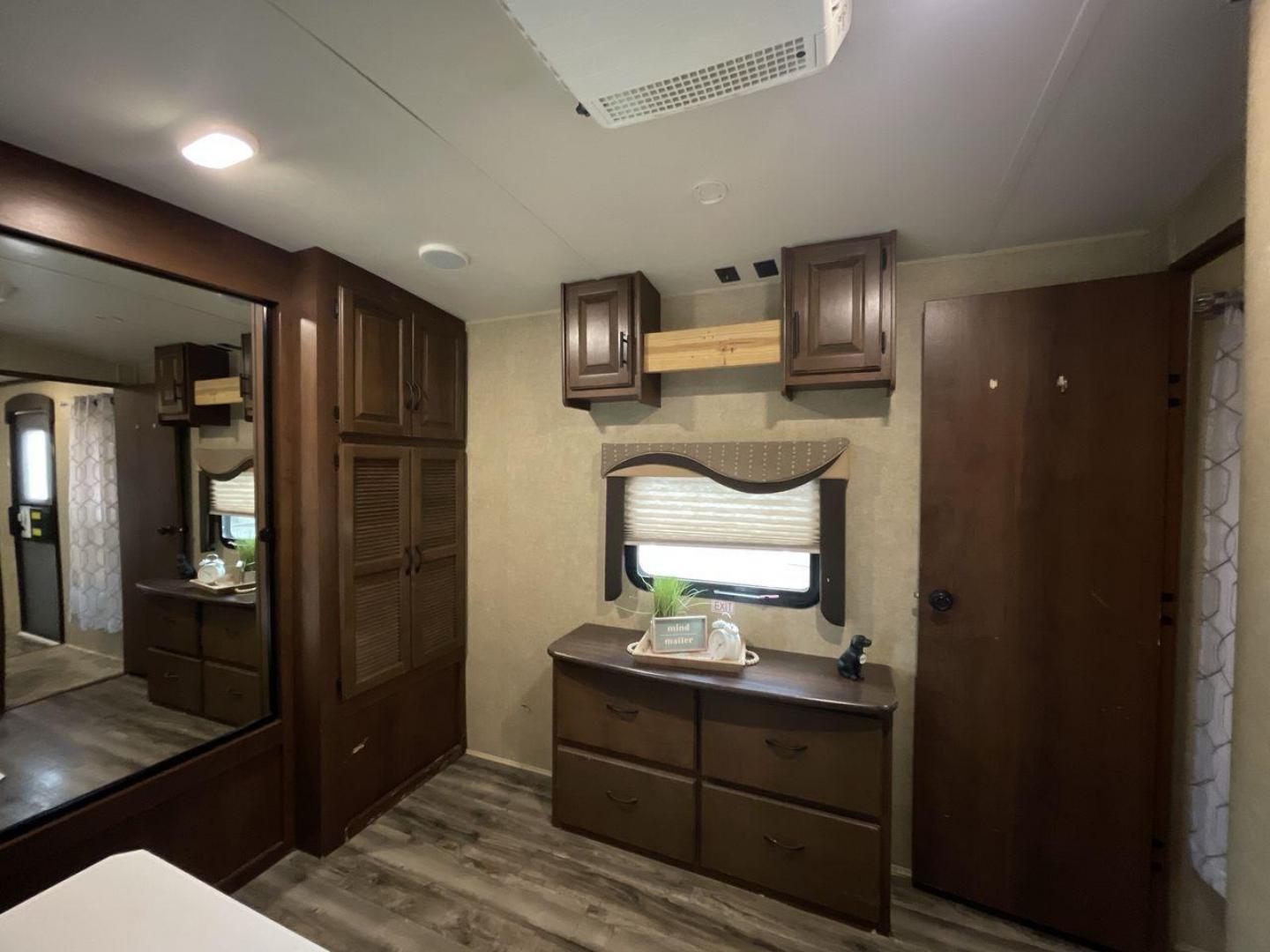 2014 BEIGE JAYCO EAGLEPREMIER 338RETS (1UJBJ0BU9E1) , Length: 39 ft. | Dry Weight: 8,590 lbs. | Gross Weight: 10,950 lbs. | Slides: 3 transmission, located at 4319 N Main St, Cleburne, TX, 76033, (817) 678-5133, 32.385960, -97.391212 - Photo#17