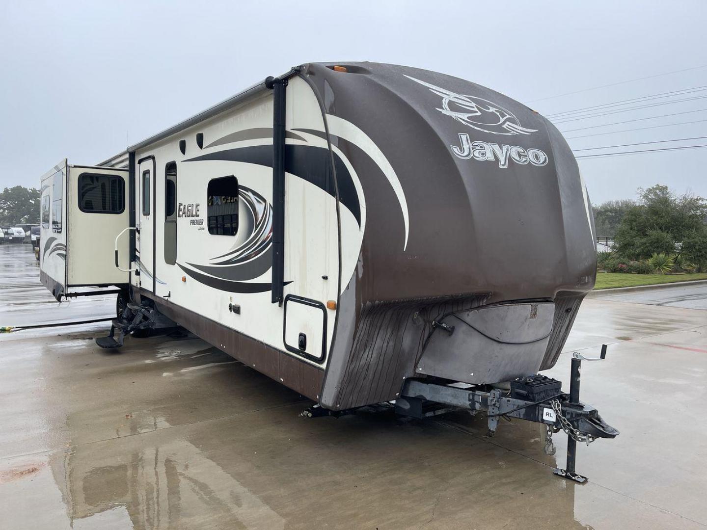 2014 BEIGE JAYCO EAGLEPREMIER 338RETS (1UJBJ0BU9E1) , Length: 39 ft. | Dry Weight: 8,590 lbs. | Gross Weight: 10,950 lbs. | Slides: 3 transmission, located at 4319 N Main St, Cleburne, TX, 76033, (817) 678-5133, 32.385960, -97.391212 - Photo#22