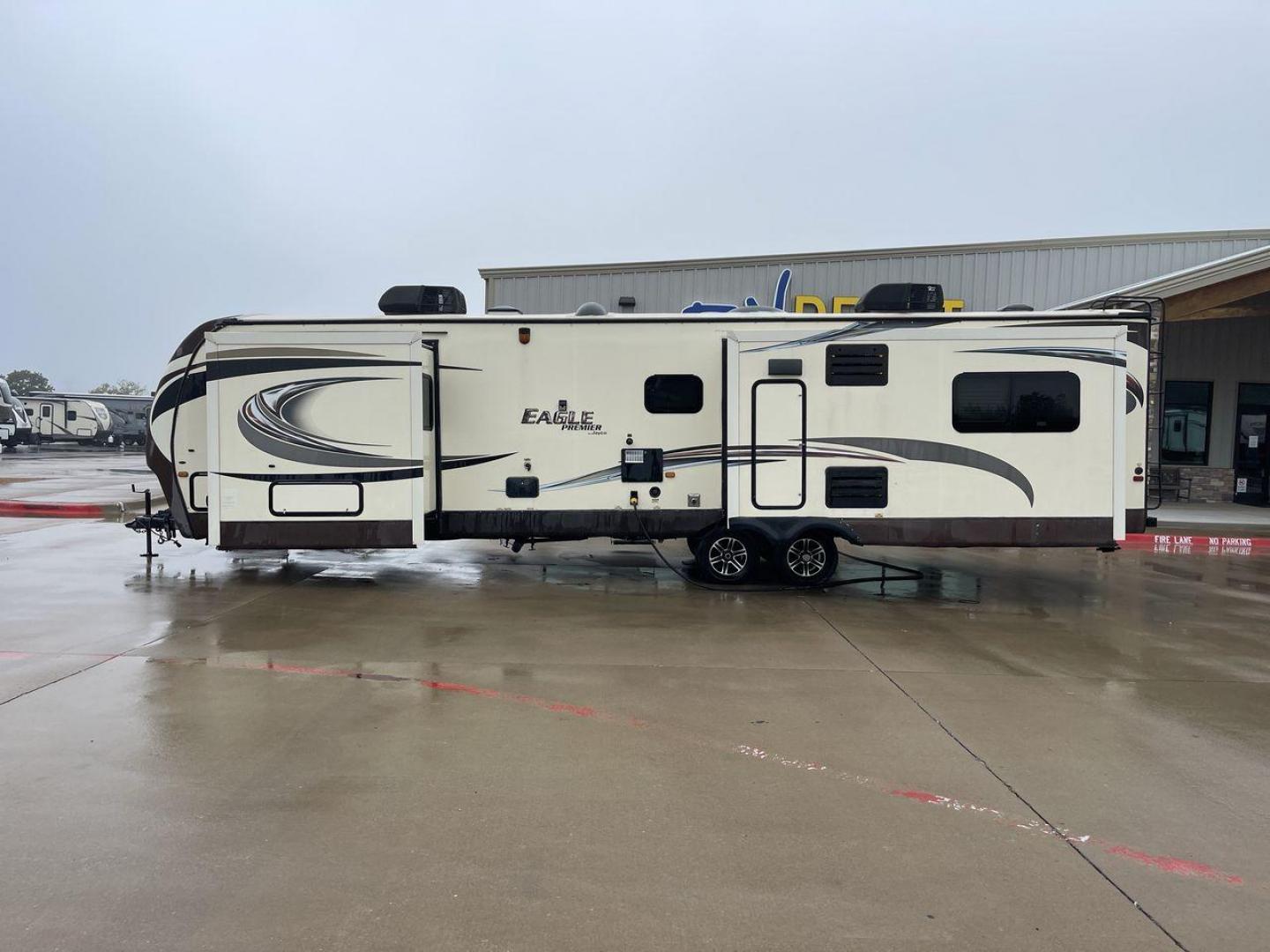 2014 BEIGE JAYCO EAGLEPREMIER 338RETS (1UJBJ0BU9E1) , Length: 39 ft. | Dry Weight: 8,590 lbs. | Gross Weight: 10,950 lbs. | Slides: 3 transmission, located at 4319 N Main St, Cleburne, TX, 76033, (817) 678-5133, 32.385960, -97.391212 - Photo#23