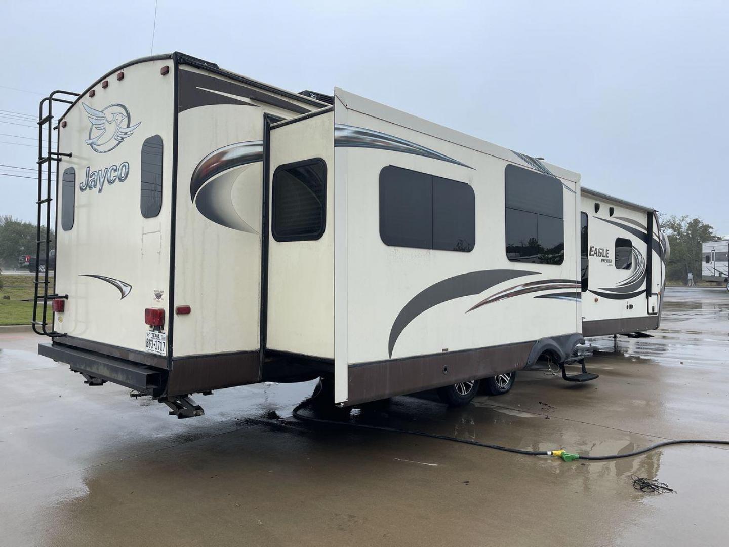 2014 BEIGE JAYCO EAGLEPREMIER 338RETS (1UJBJ0BU9E1) , Length: 39 ft. | Dry Weight: 8,590 lbs. | Gross Weight: 10,950 lbs. | Slides: 3 transmission, located at 4319 N Main St, Cleburne, TX, 76033, (817) 678-5133, 32.385960, -97.391212 - Photo#24