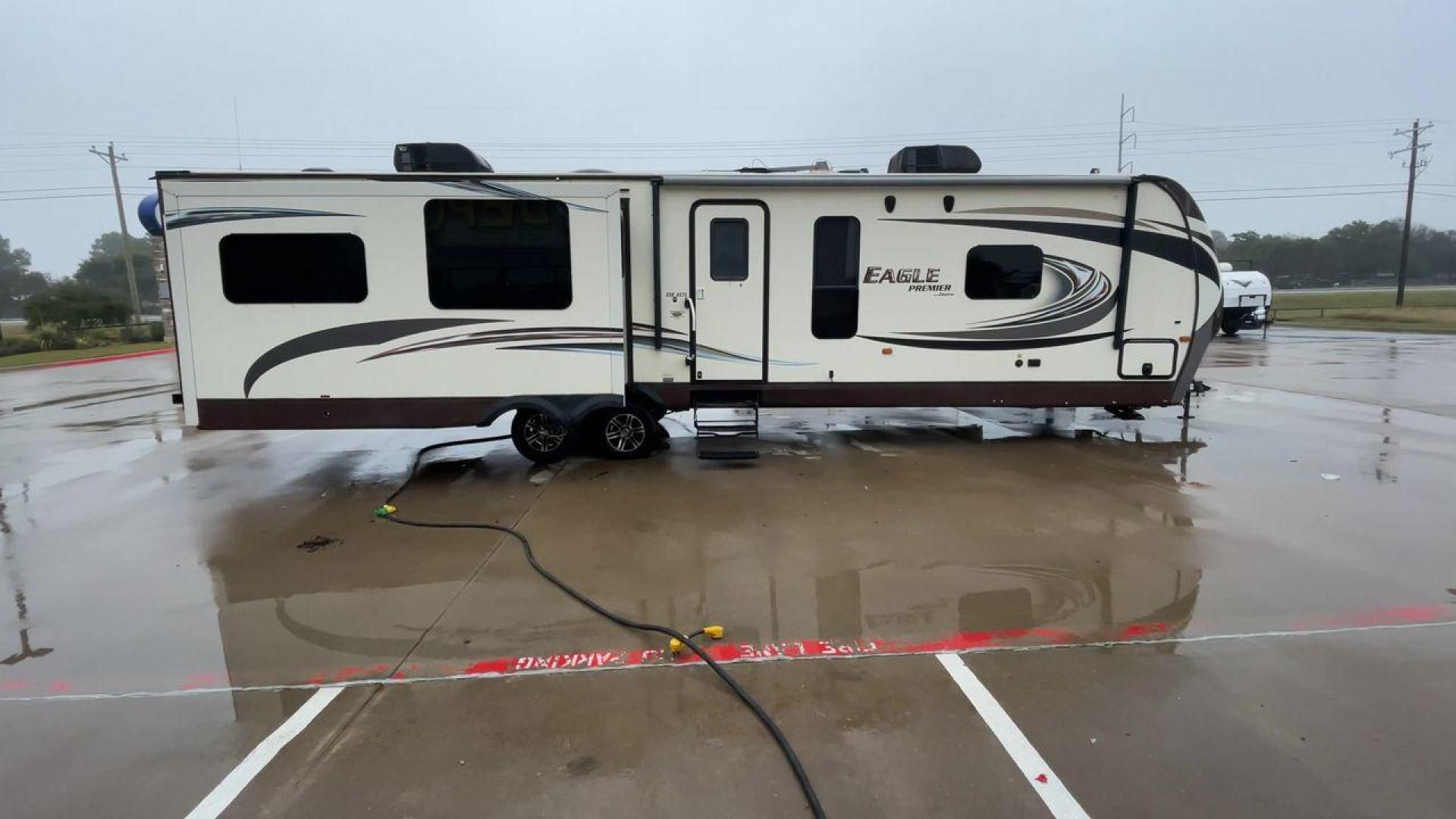 2014 BEIGE JAYCO EAGLEPREMIER 338RETS (1UJBJ0BU9E1) , Length: 39 ft. | Dry Weight: 8,590 lbs. | Gross Weight: 10,950 lbs. | Slides: 3 transmission, located at 4319 N Main St, Cleburne, TX, 76033, (817) 678-5133, 32.385960, -97.391212 - Photo#2