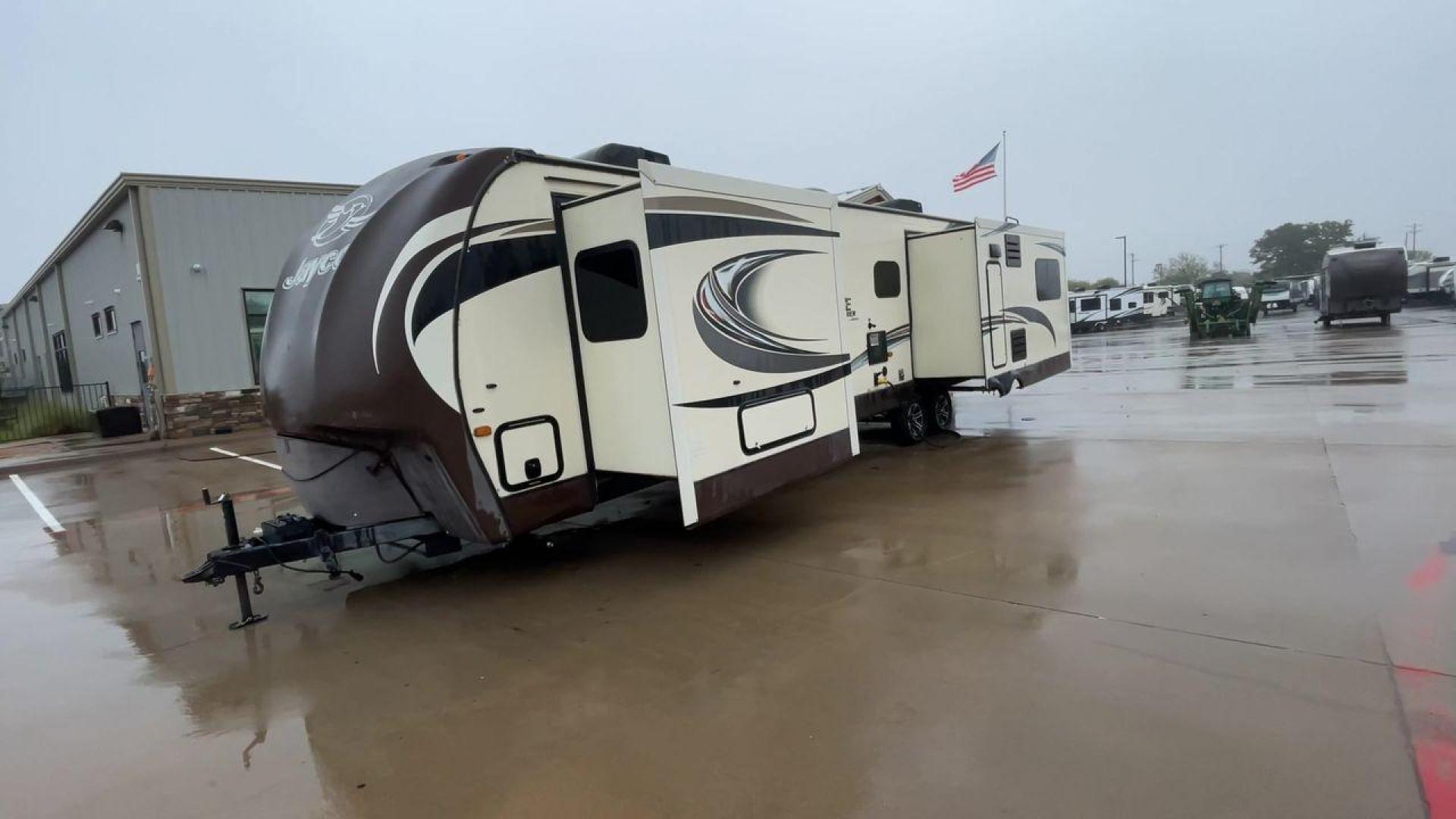 2014 BEIGE JAYCO EAGLEPREMIER 338RETS (1UJBJ0BU9E1) , Length: 39 ft. | Dry Weight: 8,590 lbs. | Gross Weight: 10,950 lbs. | Slides: 3 transmission, located at 4319 N Main St, Cleburne, TX, 76033, (817) 678-5133, 32.385960, -97.391212 - Photo#5