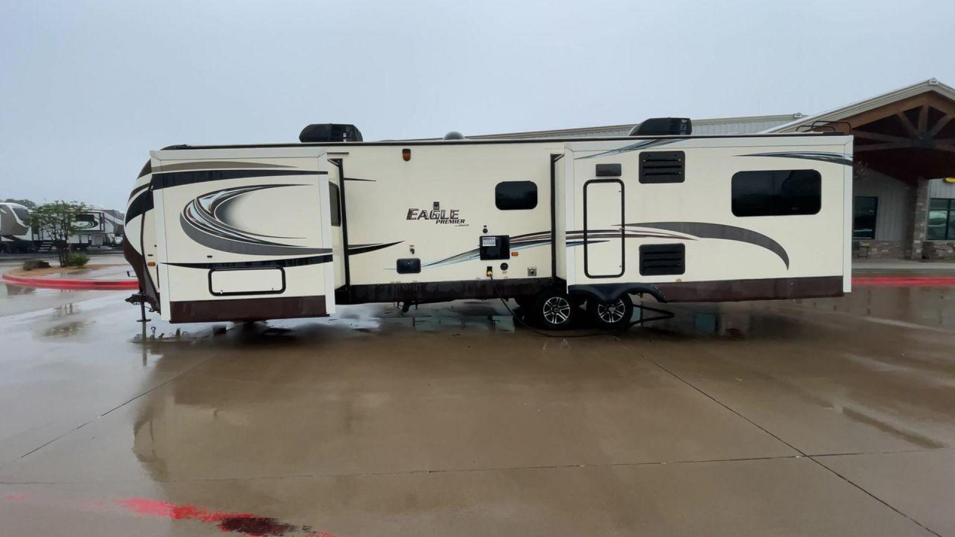 2014 BEIGE JAYCO EAGLEPREMIER 338RETS (1UJBJ0BU9E1) , Length: 39 ft. | Dry Weight: 8,590 lbs. | Gross Weight: 10,950 lbs. | Slides: 3 transmission, located at 4319 N Main St, Cleburne, TX, 76033, (817) 678-5133, 32.385960, -97.391212 - Photo#6