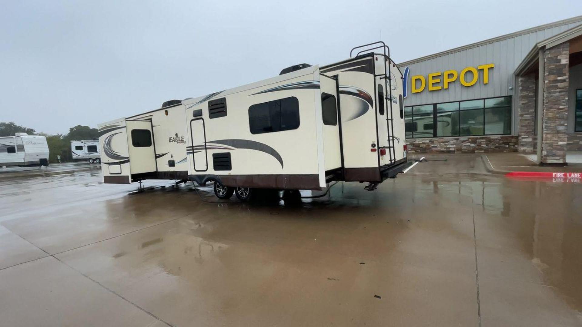 2014 BEIGE JAYCO EAGLEPREMIER 338RETS (1UJBJ0BU9E1) , Length: 39 ft. | Dry Weight: 8,590 lbs. | Gross Weight: 10,950 lbs. | Slides: 3 transmission, located at 4319 N Main St, Cleburne, TX, 76033, (817) 678-5133, 32.385960, -97.391212 - Photo#7