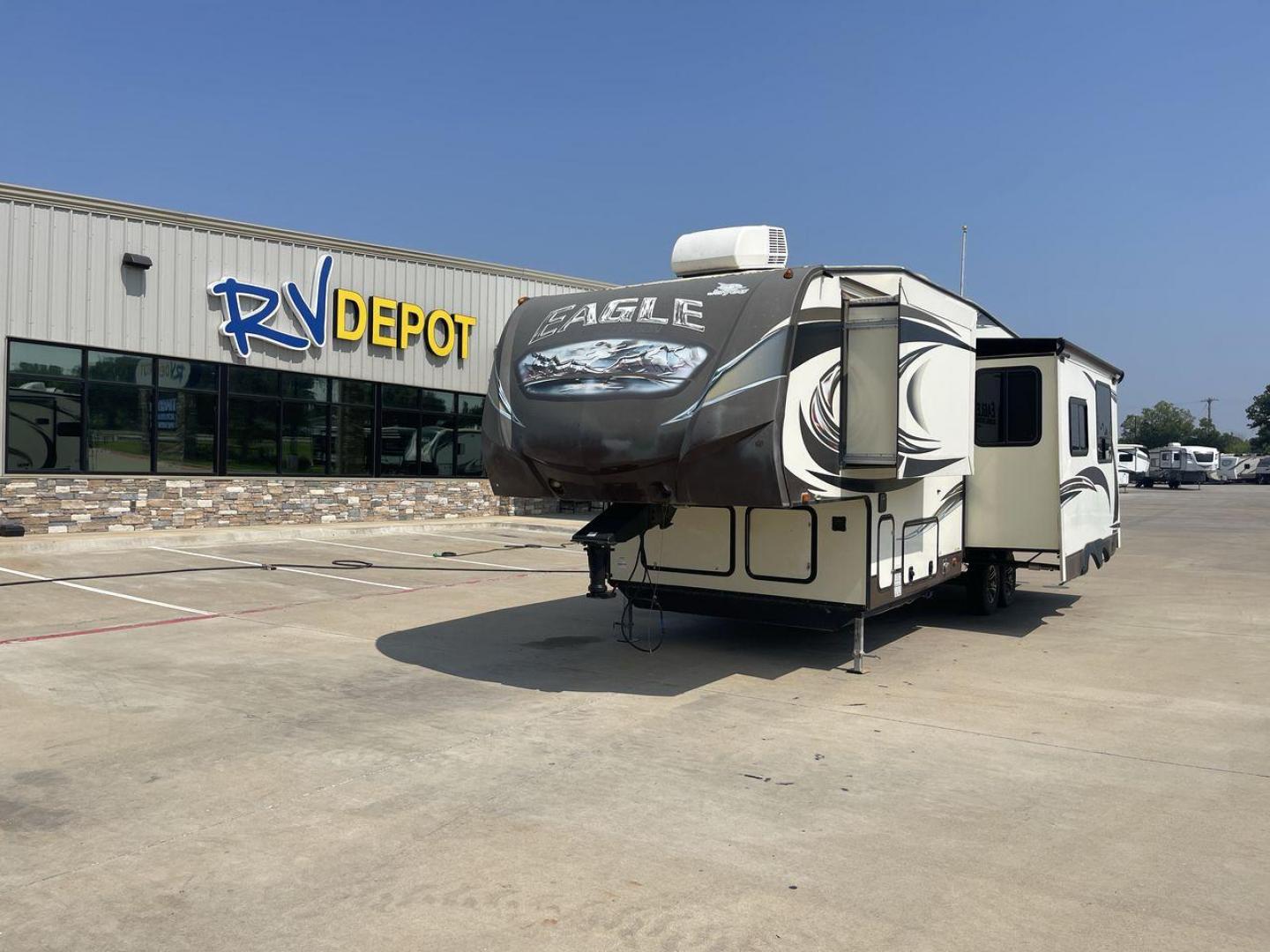 2014 WHITE JAYCO EAGLE 285RKDS (1UJCJ0BP7E2) , located at 4319 N Main St, Cleburne, TX, 76033, (817) 678-5133, 32.385960, -97.391212 - This 2014 Jayco Eagle Fifth Wheel measures just over 32 feet tall and 8 feet wide with a dry weight of 8,390 lbs. It has a GVWR of 10,500 lbs and a hitch weight of 1,725 lbs. This unit also comes with standard automatic heating and automatic cooling rated at 13,500 BTUs. The exterior of this model i - Photo#0