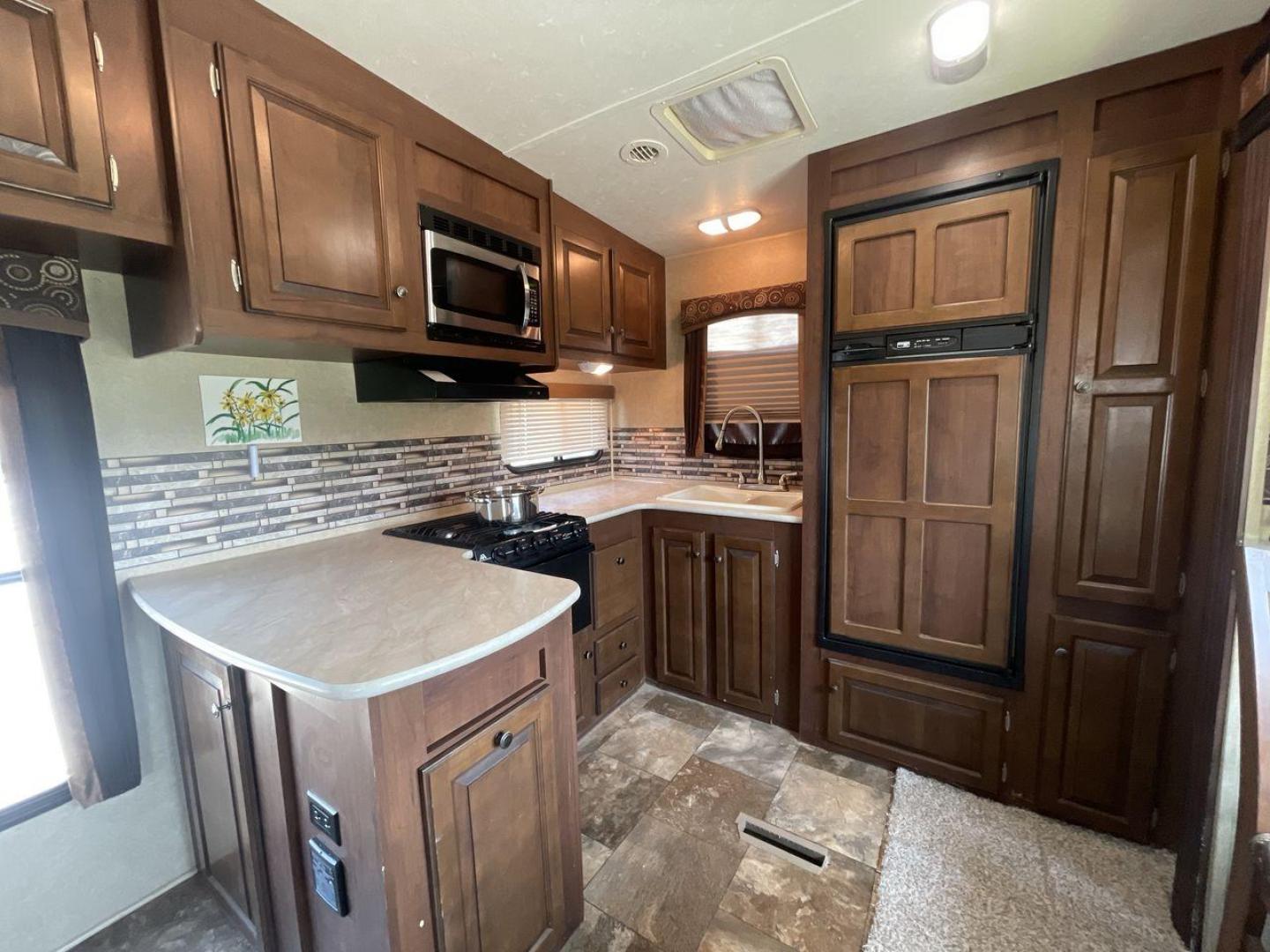 2014 WHITE JAYCO EAGLE 285RKDS (1UJCJ0BP7E2) , located at 4319 N Main St, Cleburne, TX, 76033, (817) 678-5133, 32.385960, -97.391212 - This 2014 Jayco Eagle Fifth Wheel measures just over 32 feet tall and 8 feet wide with a dry weight of 8,390 lbs. It has a GVWR of 10,500 lbs and a hitch weight of 1,725 lbs. This unit also comes with standard automatic heating and automatic cooling rated at 13,500 BTUs. The exterior of this model i - Photo#10