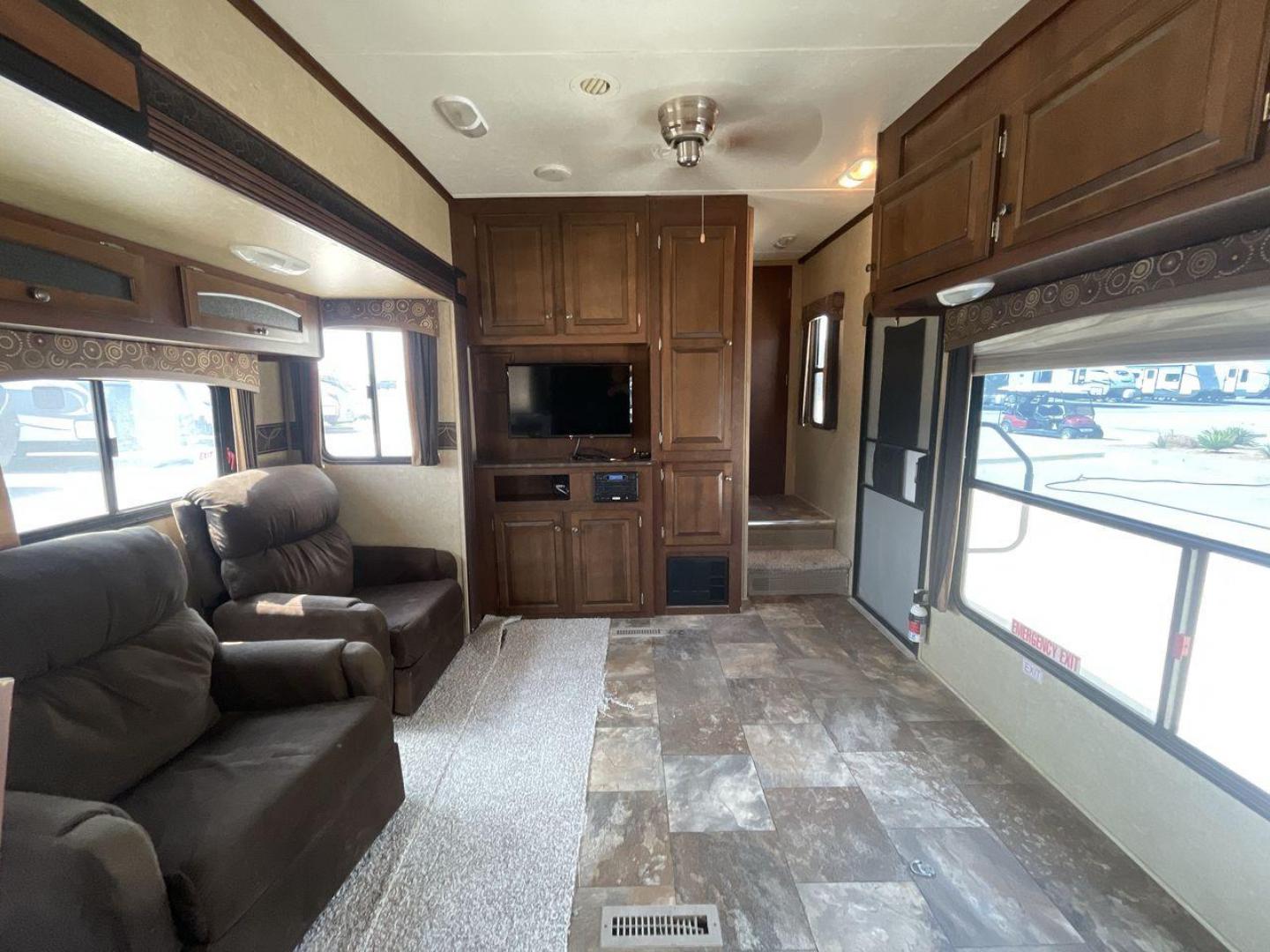 2014 WHITE JAYCO EAGLE 285RKDS (1UJCJ0BP7E2) , located at 4319 N Main St, Cleburne, TX, 76033, (817) 678-5133, 32.385960, -97.391212 - This 2014 Jayco Eagle Fifth Wheel measures just over 32 feet tall and 8 feet wide with a dry weight of 8,390 lbs. It has a GVWR of 10,500 lbs and a hitch weight of 1,725 lbs. This unit also comes with standard automatic heating and automatic cooling rated at 13,500 BTUs. The exterior of this model i - Photo#11