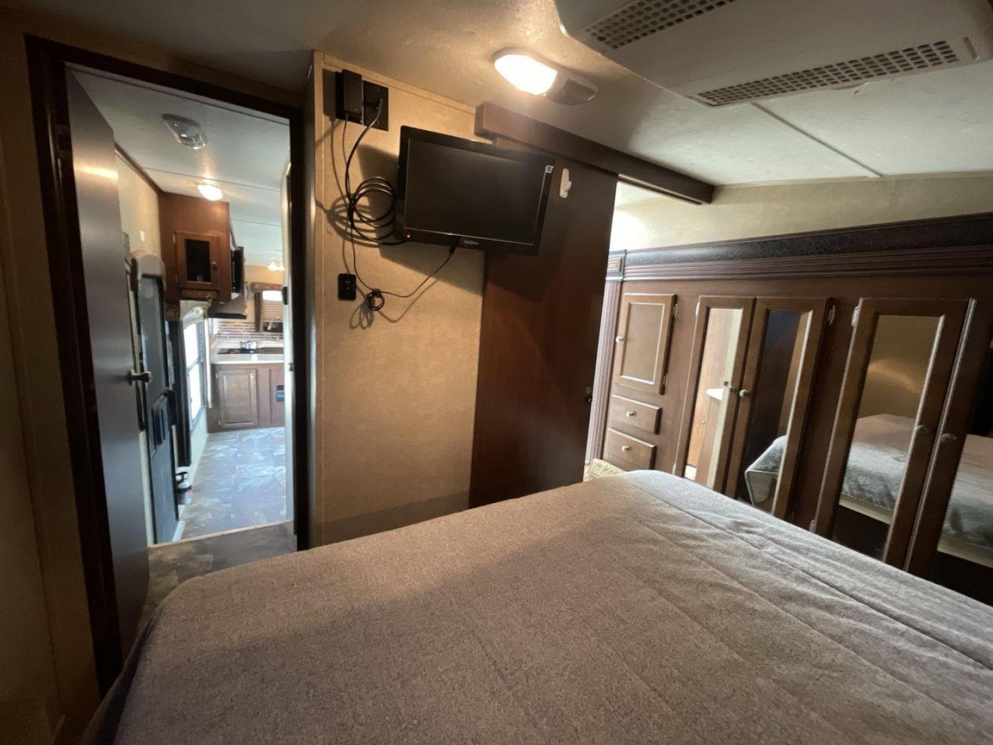 2014 WHITE JAYCO EAGLE 285RKDS (1UJCJ0BP7E2) , located at 4319 N Main St, Cleburne, TX, 76033, (817) 678-5133, 32.385960, -97.391212 - This 2014 Jayco Eagle Fifth Wheel measures just over 32 feet tall and 8 feet wide with a dry weight of 8,390 lbs. It has a GVWR of 10,500 lbs and a hitch weight of 1,725 lbs. This unit also comes with standard automatic heating and automatic cooling rated at 13,500 BTUs. The exterior of this model i - Photo#18