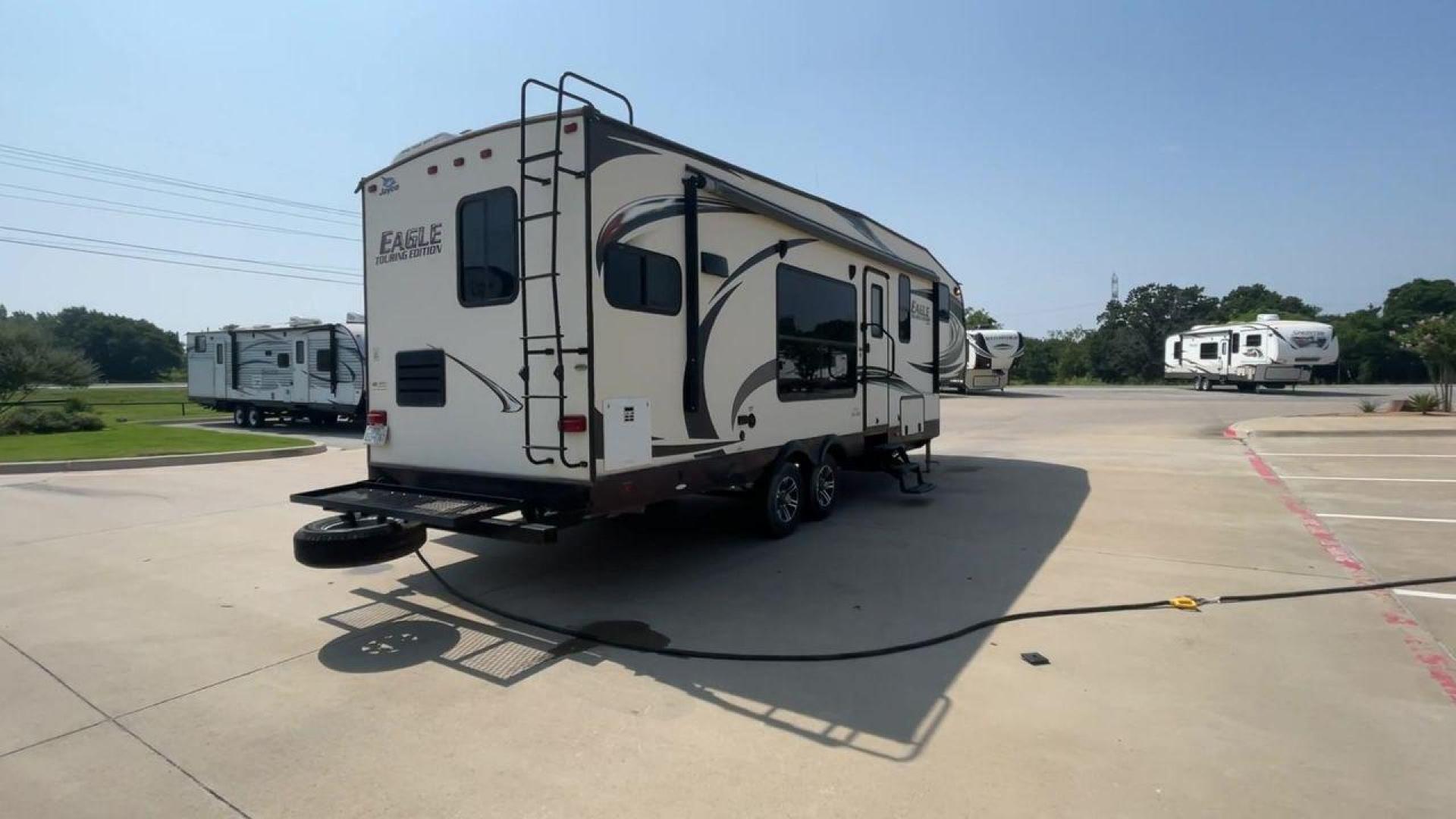 2014 WHITE JAYCO EAGLE 285RKDS (1UJCJ0BP7E2) , located at 4319 N Main St, Cleburne, TX, 76033, (817) 678-5133, 32.385960, -97.391212 - This 2014 Jayco Eagle Fifth Wheel measures just over 32 feet tall and 8 feet wide with a dry weight of 8,390 lbs. It has a GVWR of 10,500 lbs and a hitch weight of 1,725 lbs. This unit also comes with standard automatic heating and automatic cooling rated at 13,500 BTUs. The exterior of this model i - Photo#1