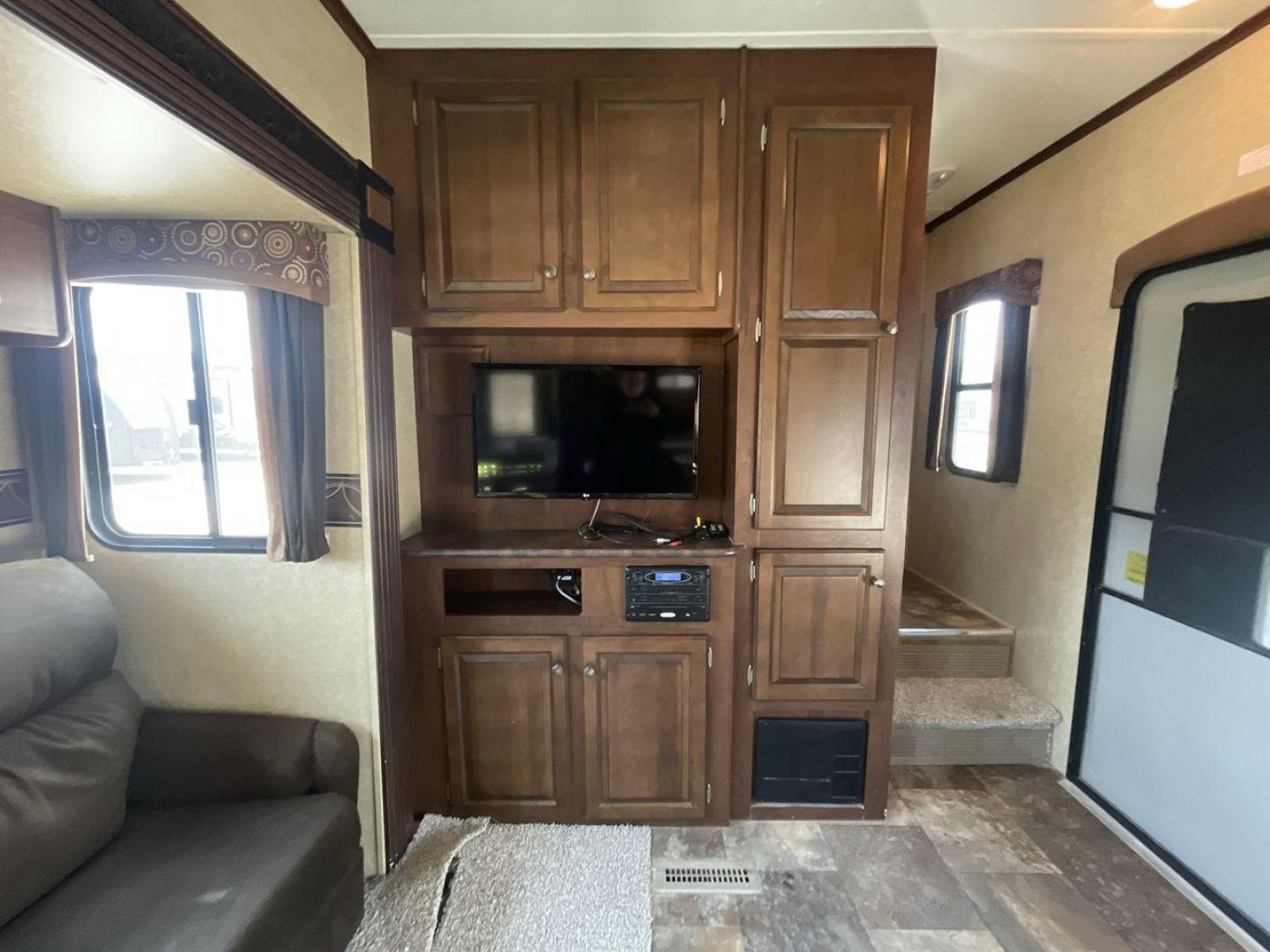 2014 WHITE JAYCO EAGLE 285RKDS (1UJCJ0BP7E2) , located at 4319 N Main St, Cleburne, TX, 76033, (817) 678-5133, 32.385960, -97.391212 - This 2014 Jayco Eagle Fifth Wheel measures just over 32 feet tall and 8 feet wide with a dry weight of 8,390 lbs. It has a GVWR of 10,500 lbs and a hitch weight of 1,725 lbs. This unit also comes with standard automatic heating and automatic cooling rated at 13,500 BTUs. The exterior of this model i - Photo#20