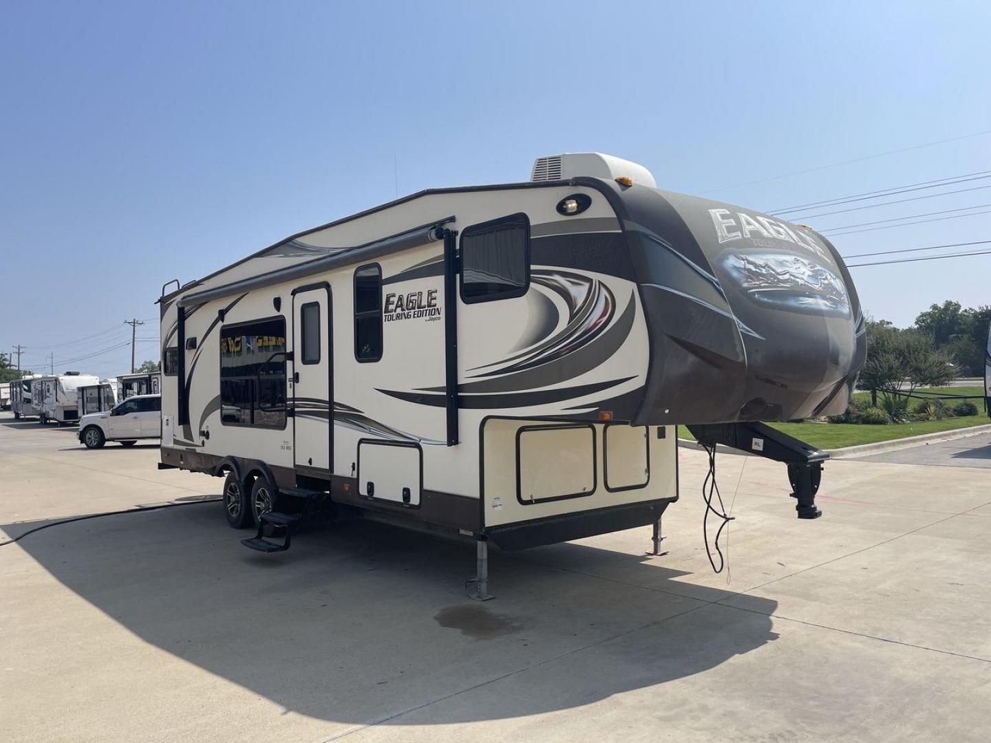 2014 WHITE JAYCO EAGLE 285RKDS (1UJCJ0BP7E2) , located at 4319 N Main St, Cleburne, TX, 76033, (817) 678-5133, 32.385960, -97.391212 - This 2014 Jayco Eagle Fifth Wheel measures just over 32 feet tall and 8 feet wide with a dry weight of 8,390 lbs. It has a GVWR of 10,500 lbs and a hitch weight of 1,725 lbs. This unit also comes with standard automatic heating and automatic cooling rated at 13,500 BTUs. The exterior of this model i - Photo#23