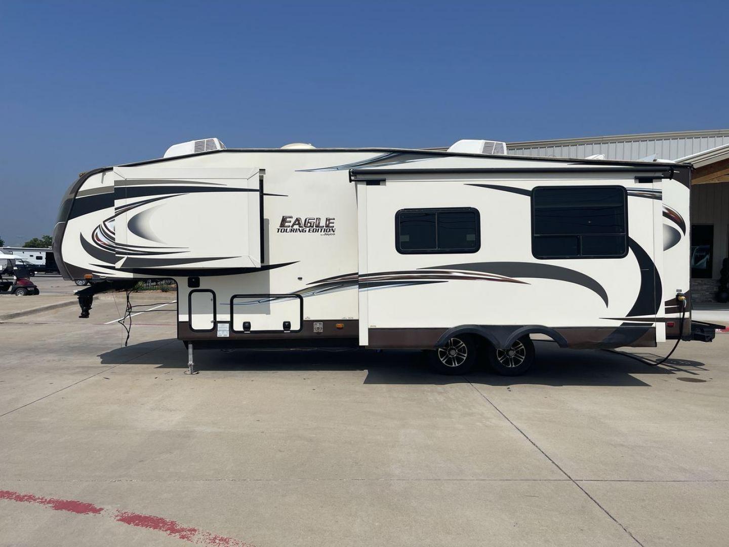 2014 WHITE JAYCO EAGLE 285RKDS (1UJCJ0BP7E2) , located at 4319 N Main St, Cleburne, TX, 76033, (817) 678-5133, 32.385960, -97.391212 - This 2014 Jayco Eagle Fifth Wheel measures just over 32 feet tall and 8 feet wide with a dry weight of 8,390 lbs. It has a GVWR of 10,500 lbs and a hitch weight of 1,725 lbs. This unit also comes with standard automatic heating and automatic cooling rated at 13,500 BTUs. The exterior of this model i - Photo#24