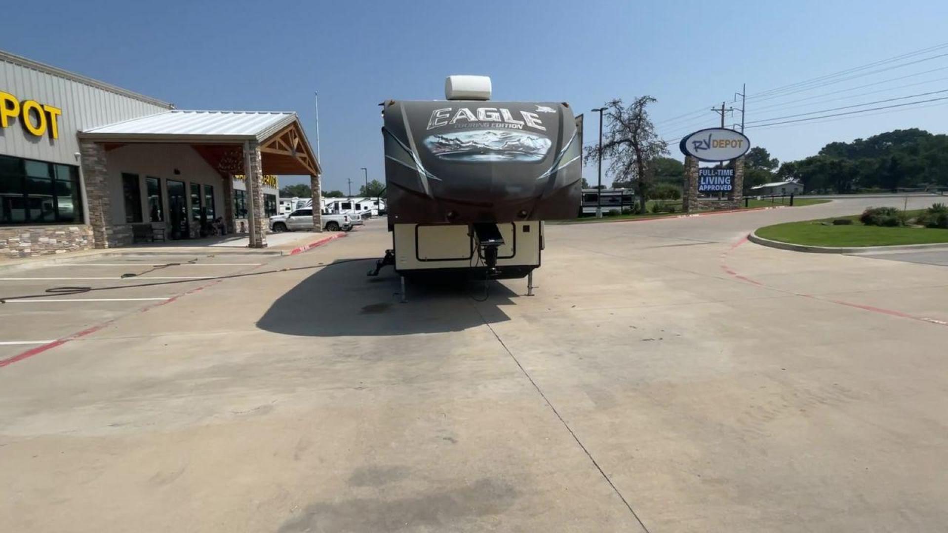 2014 WHITE JAYCO EAGLE 285RKDS (1UJCJ0BP7E2) , located at 4319 N Main St, Cleburne, TX, 76033, (817) 678-5133, 32.385960, -97.391212 - This 2014 Jayco Eagle Fifth Wheel measures just over 32 feet tall and 8 feet wide with a dry weight of 8,390 lbs. It has a GVWR of 10,500 lbs and a hitch weight of 1,725 lbs. This unit also comes with standard automatic heating and automatic cooling rated at 13,500 BTUs. The exterior of this model i - Photo#4