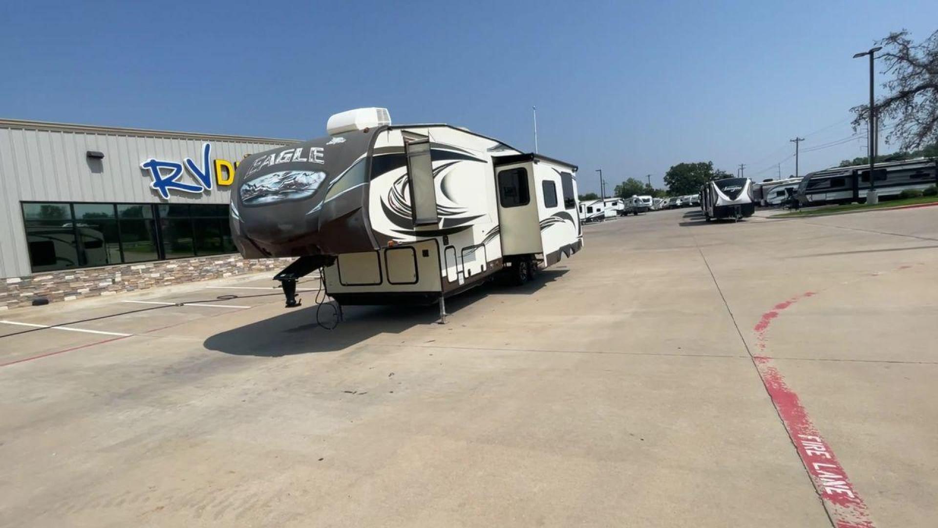 2014 WHITE JAYCO EAGLE 285RKDS (1UJCJ0BP7E2) , located at 4319 N Main St, Cleburne, TX, 76033, (817) 678-5133, 32.385960, -97.391212 - This 2014 Jayco Eagle Fifth Wheel measures just over 32 feet tall and 8 feet wide with a dry weight of 8,390 lbs. It has a GVWR of 10,500 lbs and a hitch weight of 1,725 lbs. This unit also comes with standard automatic heating and automatic cooling rated at 13,500 BTUs. The exterior of this model i - Photo#5