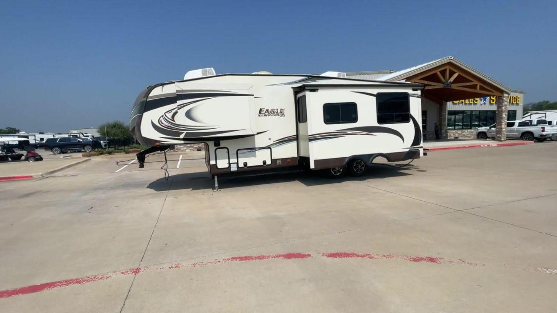 2014 WHITE JAYCO EAGLE 285RKDS (1UJCJ0BP7E2) , located at 4319 N Main St, Cleburne, TX, 76033, (817) 678-5133, 32.385960, -97.391212 - This 2014 Jayco Eagle Fifth Wheel measures just over 32 feet tall and 8 feet wide with a dry weight of 8,390 lbs. It has a GVWR of 10,500 lbs and a hitch weight of 1,725 lbs. This unit also comes with standard automatic heating and automatic cooling rated at 13,500 BTUs. The exterior of this model i - Photo#6