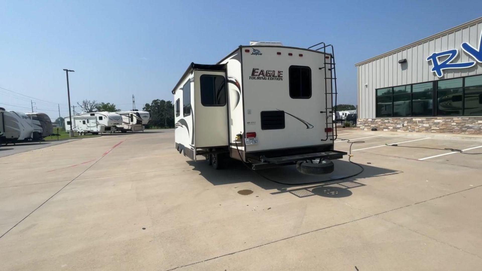 2014 WHITE JAYCO EAGLE 285RKDS (1UJCJ0BP7E2) , located at 4319 N Main St, Cleburne, TX, 76033, (817) 678-5133, 32.385960, -97.391212 - This 2014 Jayco Eagle Fifth Wheel measures just over 32 feet tall and 8 feet wide with a dry weight of 8,390 lbs. It has a GVWR of 10,500 lbs and a hitch weight of 1,725 lbs. This unit also comes with standard automatic heating and automatic cooling rated at 13,500 BTUs. The exterior of this model i - Photo#8