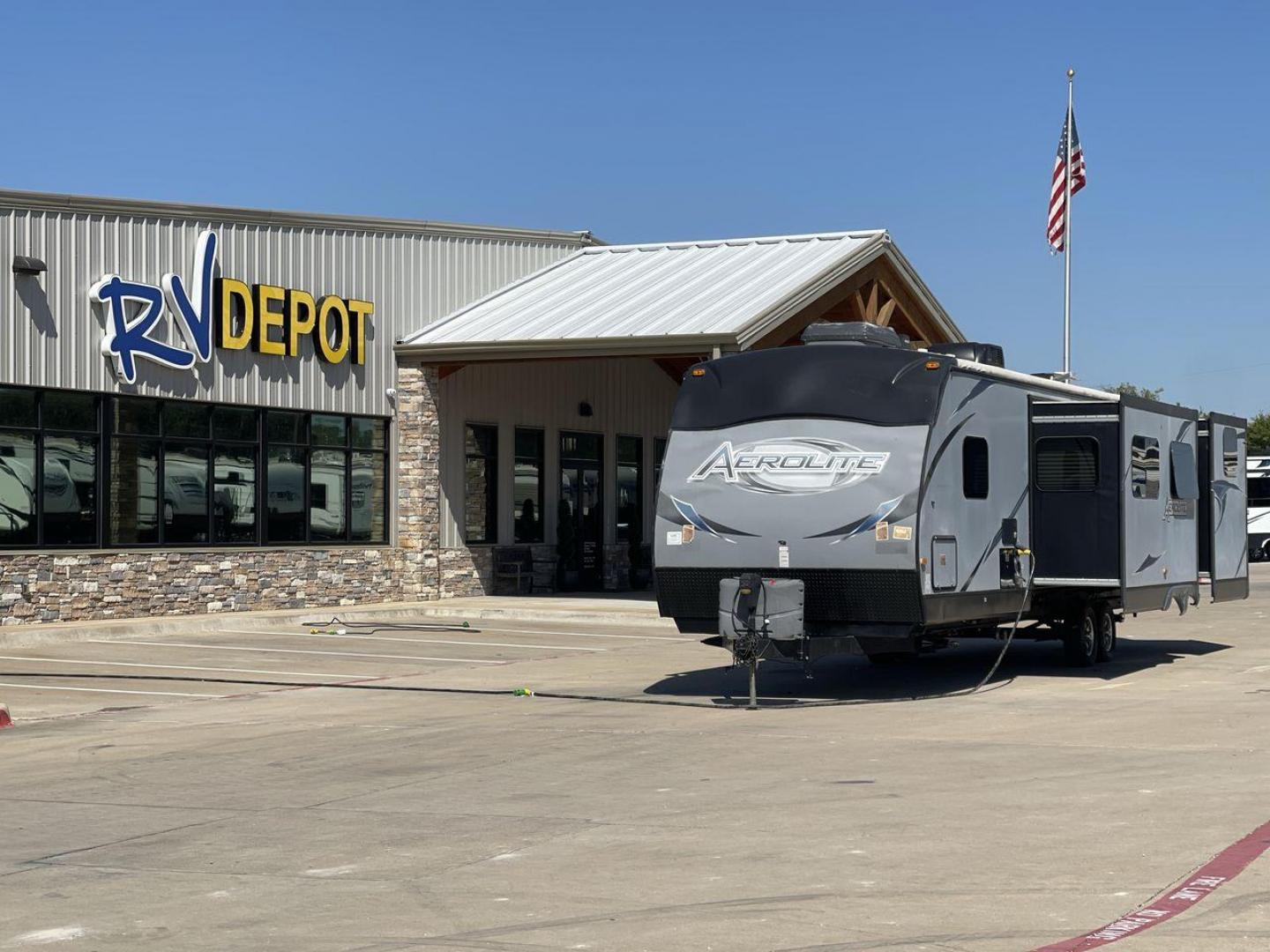 2014 KEYSTONE AEROLITE 319BHSS (47CTAET21EK) , Length: 36.92 ft. | Dry Weight: 8,084 lbs. | Slides: 3 transmission, located at 4319 N Main St, Cleburne, TX, 76033, (817) 678-5133, 32.385960, -97.391212 - Photo#0