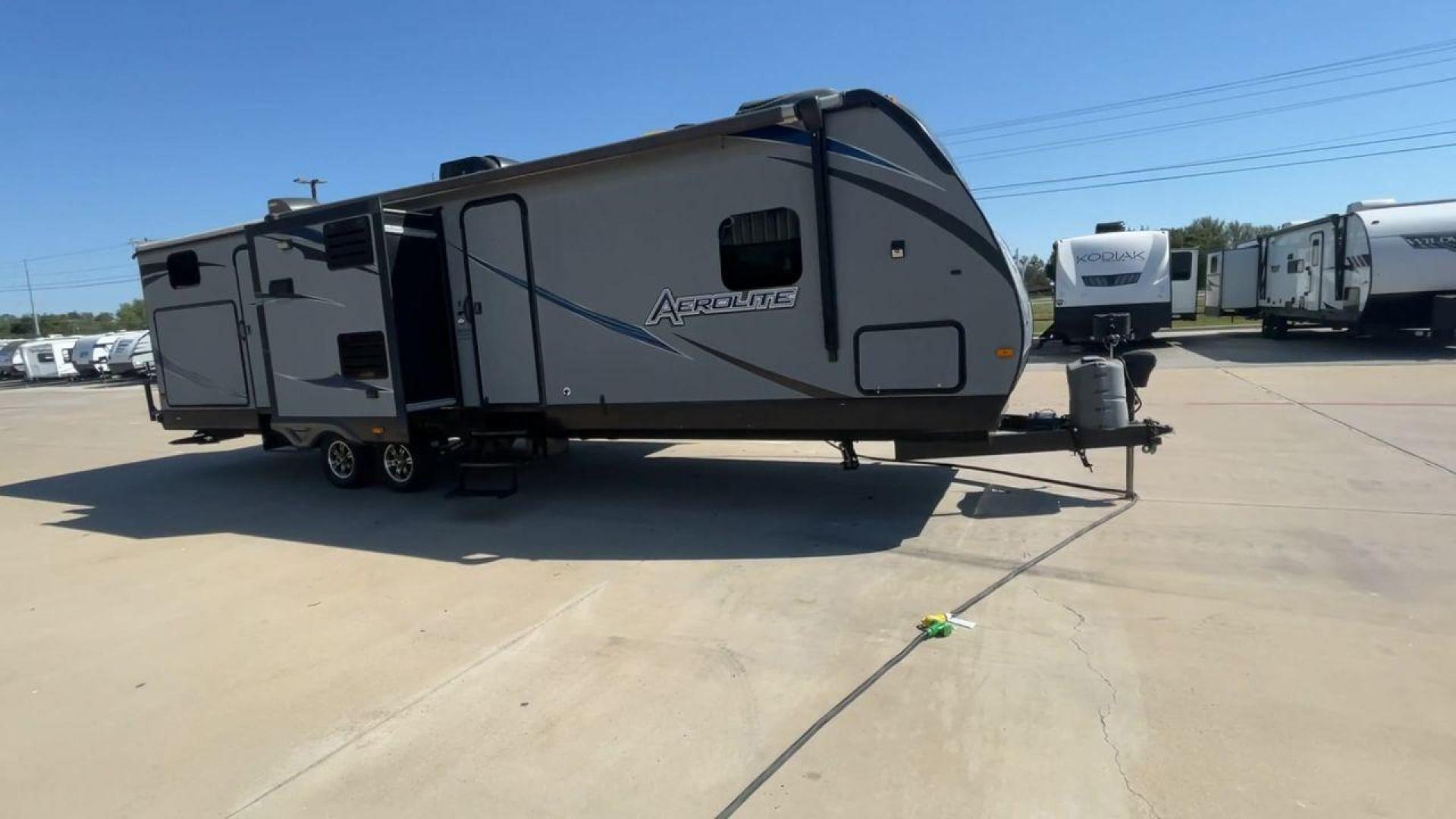 2014 KEYSTONE AEROLITE 319BHSS (47CTAET21EK) , Length: 36.92 ft. | Dry Weight: 8,084 lbs. | Slides: 3 transmission, located at 4319 N Main St, Cleburne, TX, 76033, (817) 678-5133, 32.385960, -97.391212 - Photo#3