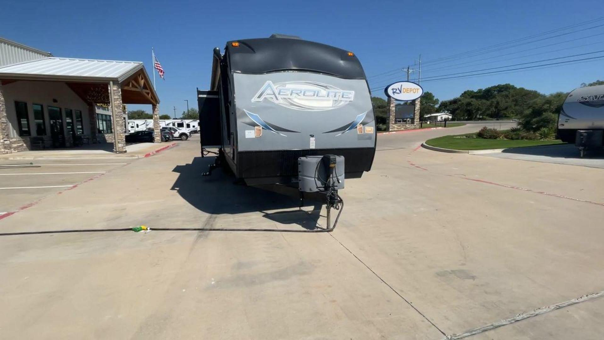 2014 KEYSTONE AEROLITE 319BHSS (47CTAET21EK) , Length: 36.92 ft. | Dry Weight: 8,084 lbs. | Slides: 3 transmission, located at 4319 N Main St, Cleburne, TX, 76033, (817) 678-5133, 32.385960, -97.391212 - Photo#4