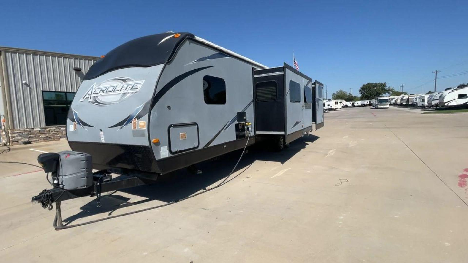 2014 KEYSTONE AEROLITE 319BHSS (47CTAET21EK) , Length: 36.92 ft. | Dry Weight: 8,084 lbs. | Slides: 3 transmission, located at 4319 N Main St, Cleburne, TX, 76033, (817) 678-5133, 32.385960, -97.391212 - Photo#5