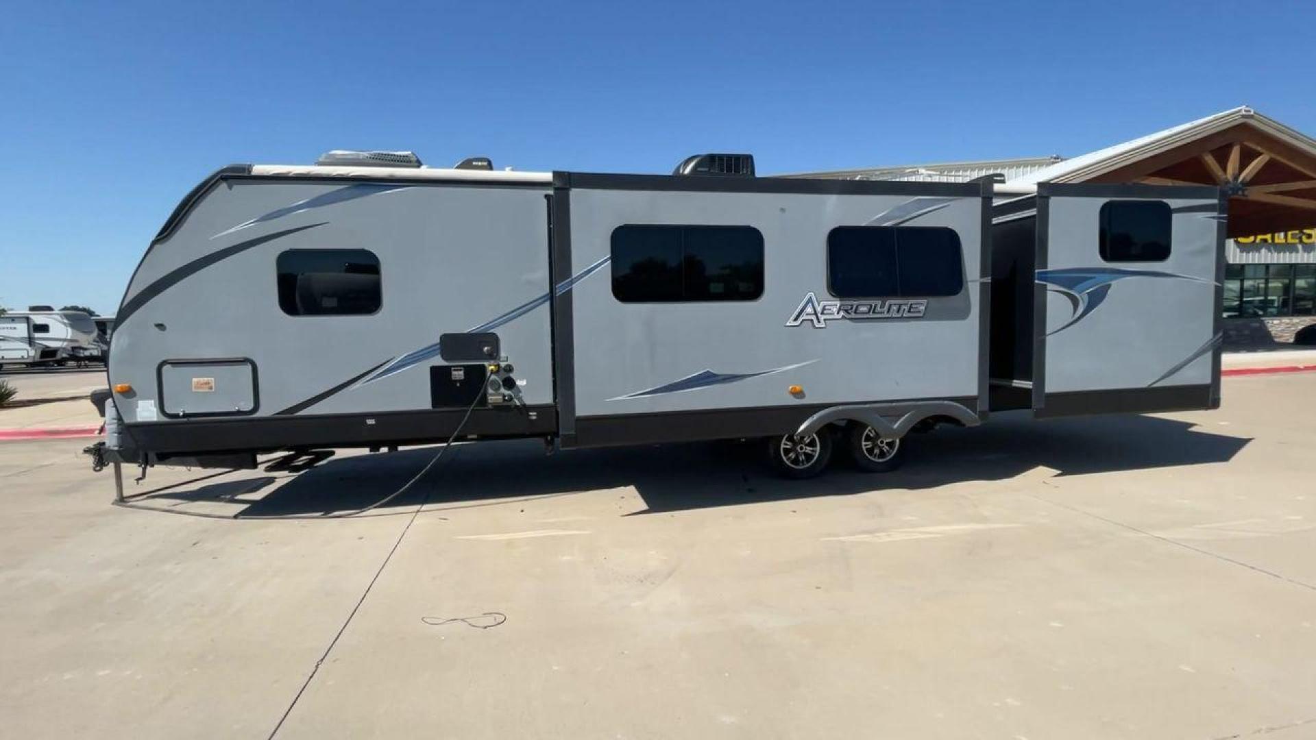 2014 KEYSTONE AEROLITE 319BHSS (47CTAET21EK) , Length: 36.92 ft. | Dry Weight: 8,084 lbs. | Slides: 3 transmission, located at 4319 N Main St, Cleburne, TX, 76033, (817) 678-5133, 32.385960, -97.391212 - Photo#6