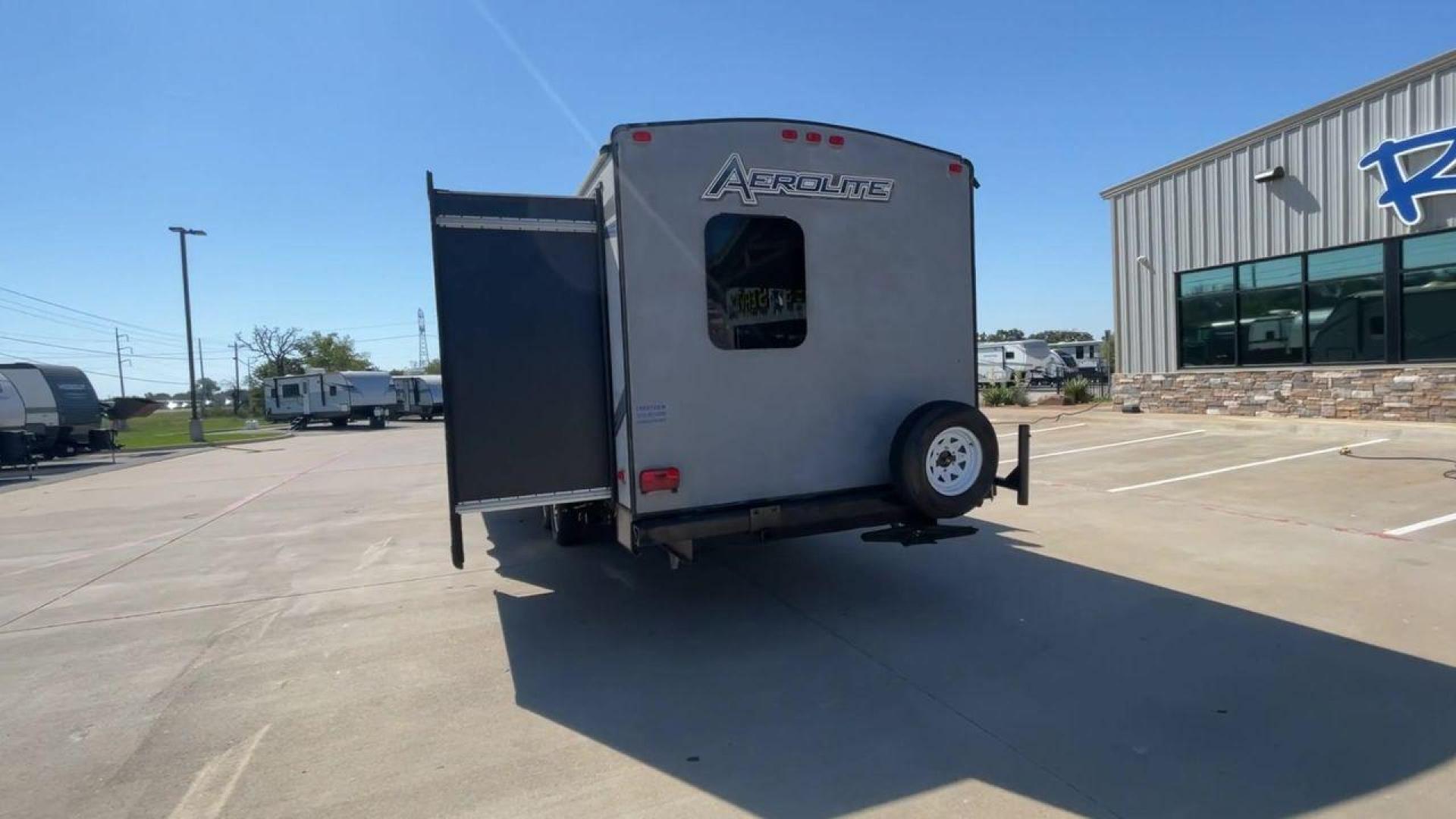 2014 KEYSTONE AEROLITE 319BHSS (47CTAET21EK) , Length: 36.92 ft. | Dry Weight: 8,084 lbs. | Slides: 3 transmission, located at 4319 N Main St, Cleburne, TX, 76033, (817) 678-5133, 32.385960, -97.391212 - Photo#8