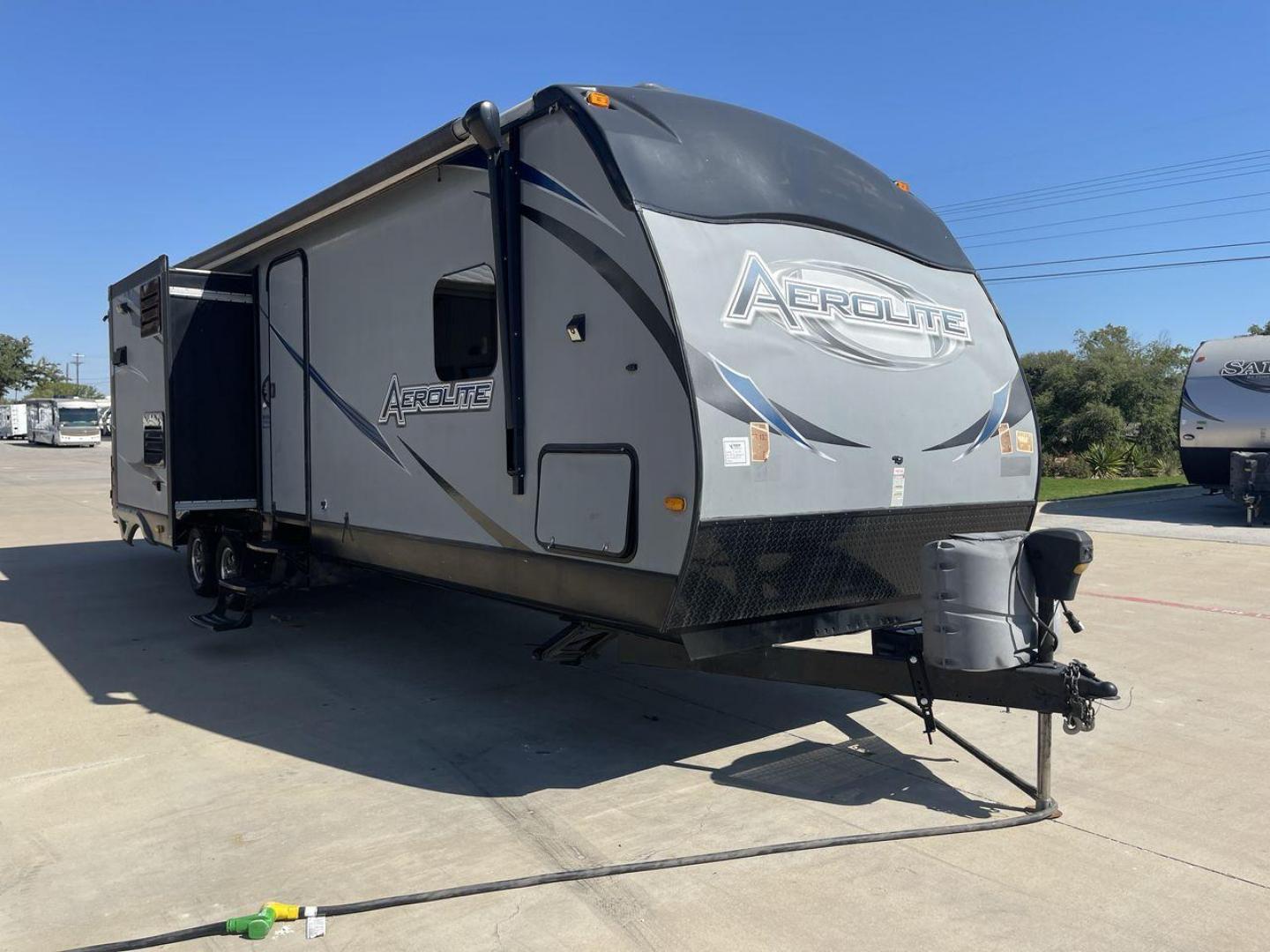 2014 KEYSTONE AEROLITE 319BHSS (47CTAET21EK) , Length: 36.92 ft. | Dry Weight: 8,084 lbs. | Slides: 3 transmission, located at 4319 N Main St, Cleburne, TX, 76033, (817) 678-5133, 32.385960, -97.391212 - Photo#23