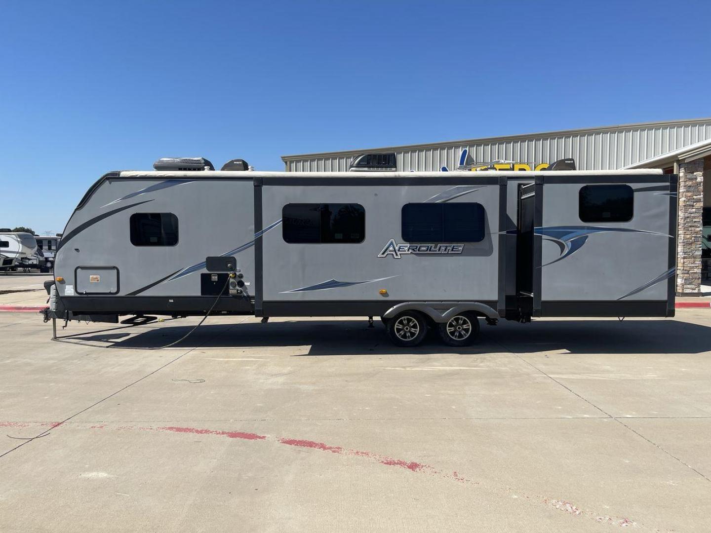 2014 KEYSTONE AEROLITE 319BHSS (47CTAET21EK) , Length: 36.92 ft. | Dry Weight: 8,084 lbs. | Slides: 3 transmission, located at 4319 N Main St, Cleburne, TX, 76033, (817) 678-5133, 32.385960, -97.391212 - Photo#24