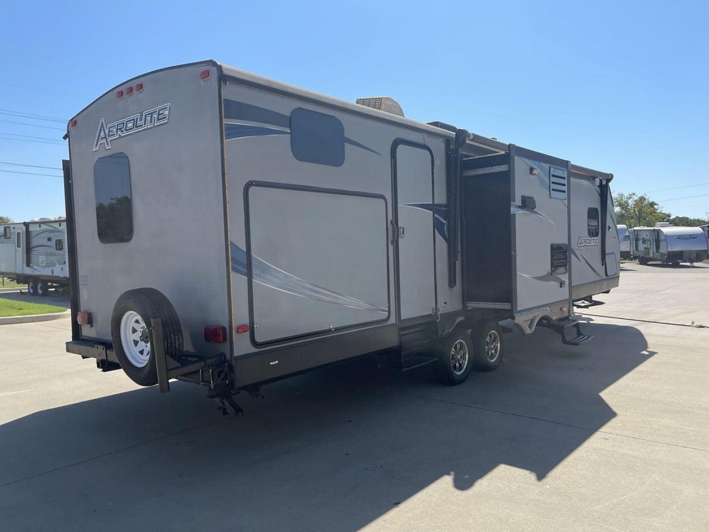 2014 KEYSTONE AEROLITE 319BHSS (47CTAET21EK) , Length: 36.92 ft. | Dry Weight: 8,084 lbs. | Slides: 3 transmission, located at 4319 N Main St, Cleburne, TX, 76033, (817) 678-5133, 32.385960, -97.391212 - Photo#25