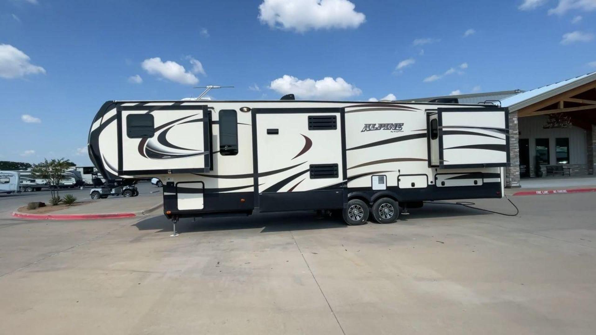 2014 GRAY KEYSTONE ALPINE 3620FL (4YDF36222EE) , Length: 39.08 ft. | Dry Weight: 12,370 lbs. | Gross Weight: 15,500 lbs. | Slides: 6 transmission, located at 4319 N Main St, Cleburne, TX, 76033, (817) 678-5133, 32.385960, -97.391212 - Experience the 2014 Alpine 3620FL fifth wheel, the pinnacle of comfort and elegance. This RV, painstakingly designed and built by Alpine, provides the best possible fifth wheel travel experience for individuals who want nothing less. The dimensions of this unit are 39.08 ft in length, 8 ft in width, - Photo#6