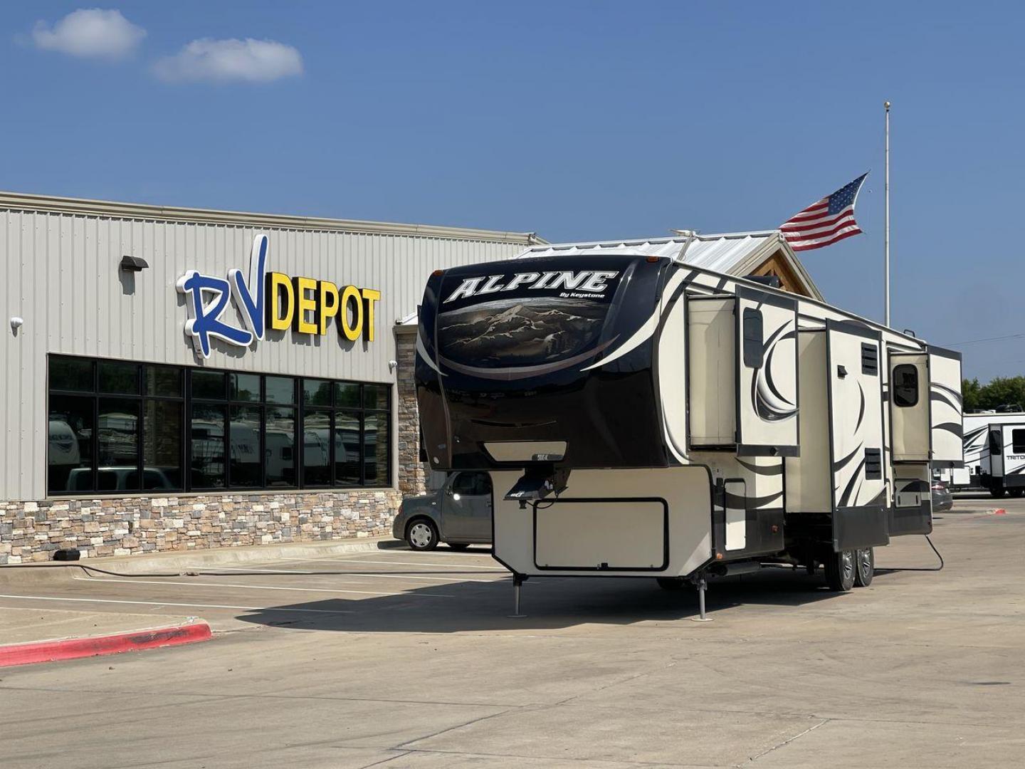 2014 GRAY KEYSTONE ALPINE 3620FL (4YDF36222EE) , Length: 39.08 ft. | Dry Weight: 12,370 lbs. | Gross Weight: 15,500 lbs. | Slides: 6 transmission, located at 4319 N Main St, Cleburne, TX, 76033, (817) 678-5133, 32.385960, -97.391212 - Experience the 2014 Alpine 3620FL fifth wheel, the pinnacle of comfort and elegance. This RV, painstakingly designed and built by Alpine, provides the best possible fifth wheel travel experience for individuals who want nothing less. The dimensions of this unit are 39.08 ft in length, 8 ft in width, - Photo#0