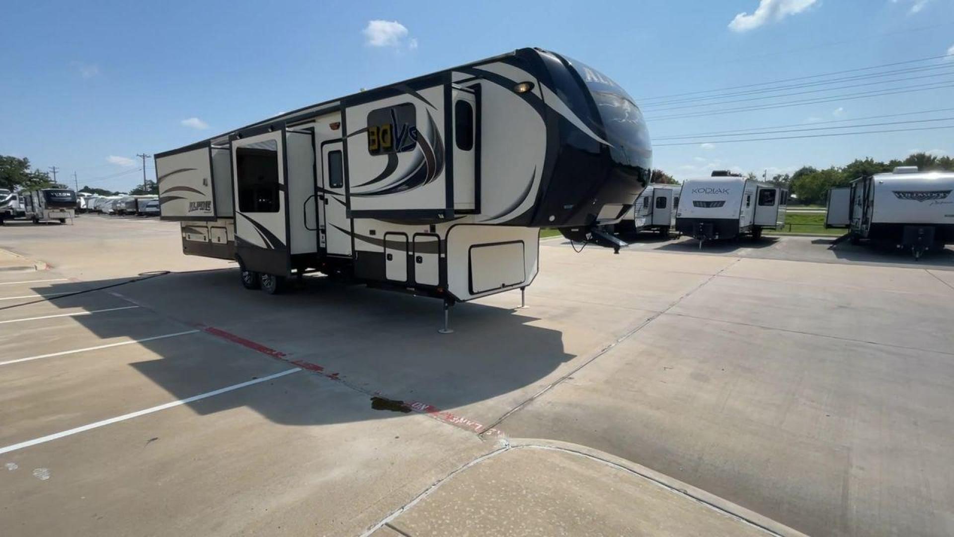 2014 GRAY KEYSTONE ALPINE 3620FL (4YDF36222EE) , Length: 39.08 ft. | Dry Weight: 12,370 lbs. | Gross Weight: 15,500 lbs. | Slides: 6 transmission, located at 4319 N Main St, Cleburne, TX, 76033, (817) 678-5133, 32.385960, -97.391212 - Experience the 2014 Alpine 3620FL fifth wheel, the pinnacle of comfort and elegance. This RV, painstakingly designed and built by Alpine, provides the best possible fifth wheel travel experience for individuals who want nothing less. The dimensions of this unit are 39.08 ft in length, 8 ft in width, - Photo#3