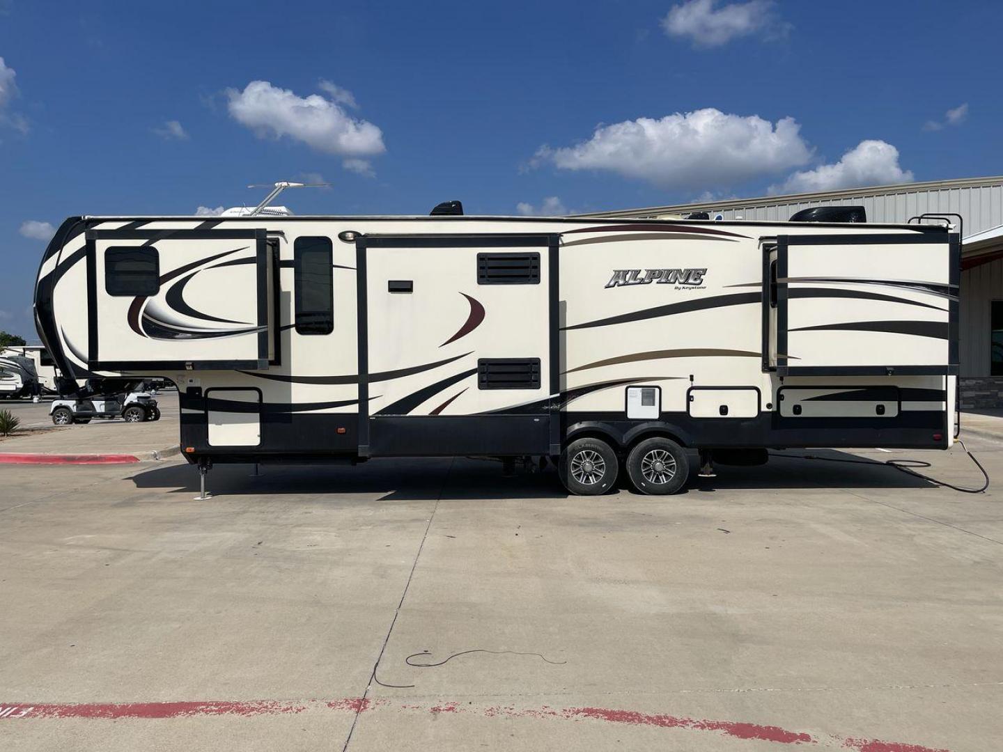 2014 GRAY KEYSTONE ALPINE 3620FL (4YDF36222EE) , Length: 39.08 ft. | Dry Weight: 12,370 lbs. | Gross Weight: 15,500 lbs. | Slides: 6 transmission, located at 4319 N Main St, Cleburne, TX, 76033, (817) 678-5133, 32.385960, -97.391212 - Experience the 2014 Alpine 3620FL fifth wheel, the pinnacle of comfort and elegance. This RV, painstakingly designed and built by Alpine, provides the best possible fifth wheel travel experience for individuals who want nothing less. The dimensions of this unit are 39.08 ft in length, 8 ft in width, - Photo#24