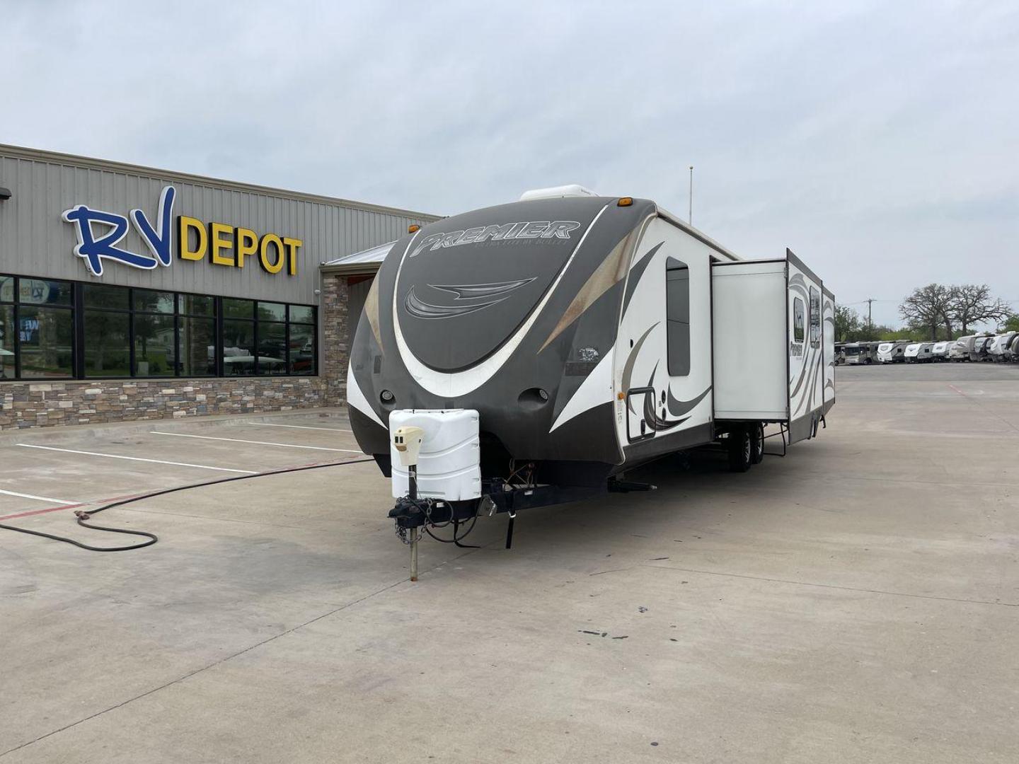 2014 KEYSTONE BULLET 34BHPR (4YDT34B25ED) , located at 4319 N Main St, Cleburne, TX, 76033, (817) 678-5133, 32.385960, -97.391212 - Photo#0