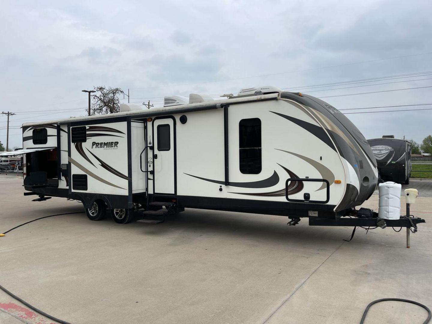 2014 KEYSTONE BULLET 34BHPR (4YDT34B25ED) , located at 4319 N Main St, Cleburne, TX, 76033, (817) 678-5133, 32.385960, -97.391212 - Photo#23