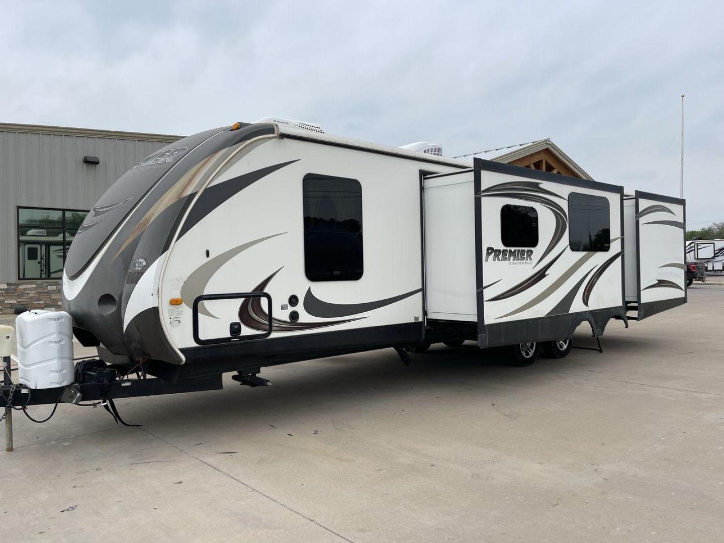 2014 KEYSTONE BULLET 34BHPR (4YDT34B25ED) , located at 4319 N Main St, Cleburne, TX, 76033, (817) 678-5133, 32.385960, -97.391212 - Photo#24