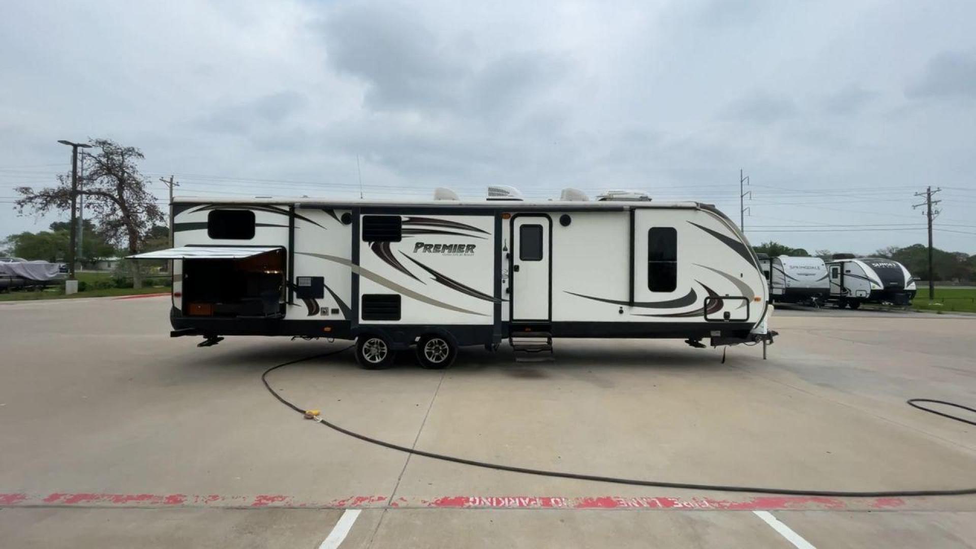 2014 KEYSTONE BULLET 34BHPR (4YDT34B25ED) , located at 4319 N Main St, Cleburne, TX, 76033, (817) 678-5133, 32.385960, -97.391212 - Photo#2