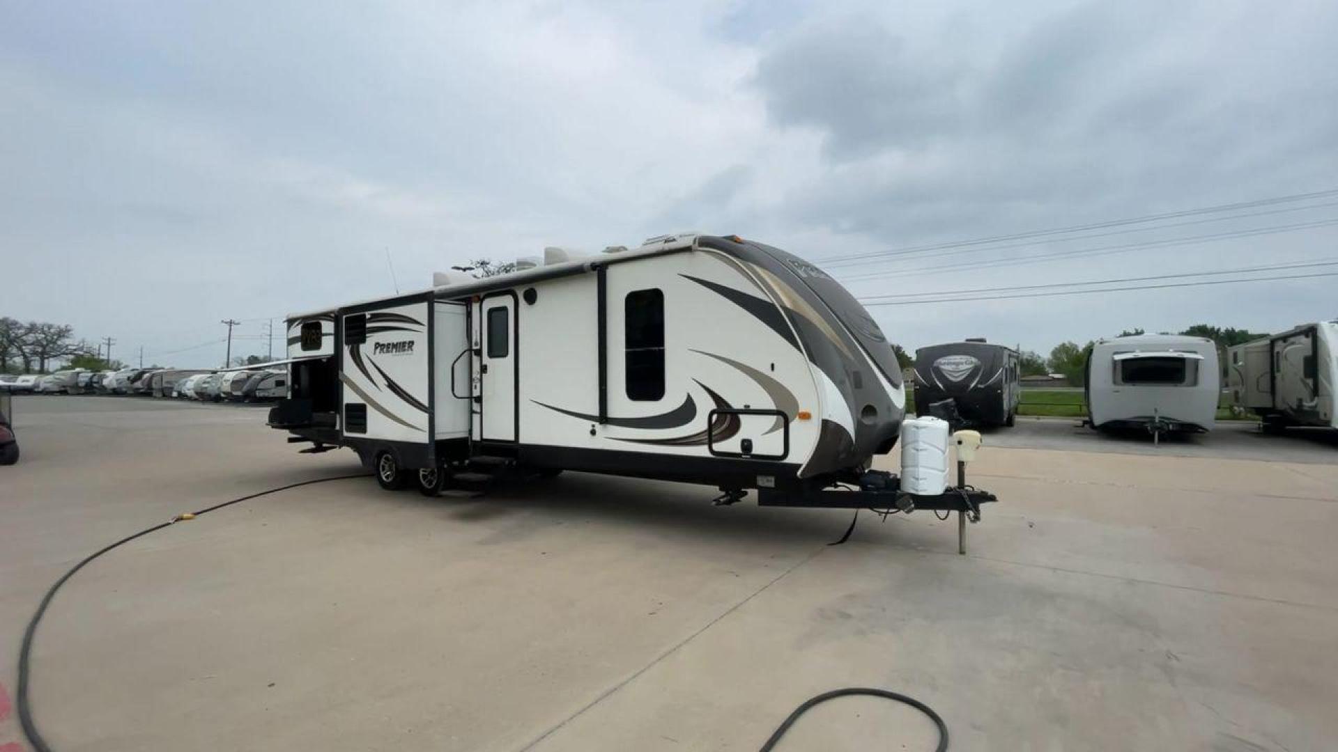 2014 KEYSTONE BULLET 34BHPR (4YDT34B25ED) , located at 4319 N Main St, Cleburne, TX, 76033, (817) 678-5133, 32.385960, -97.391212 - Photo#3