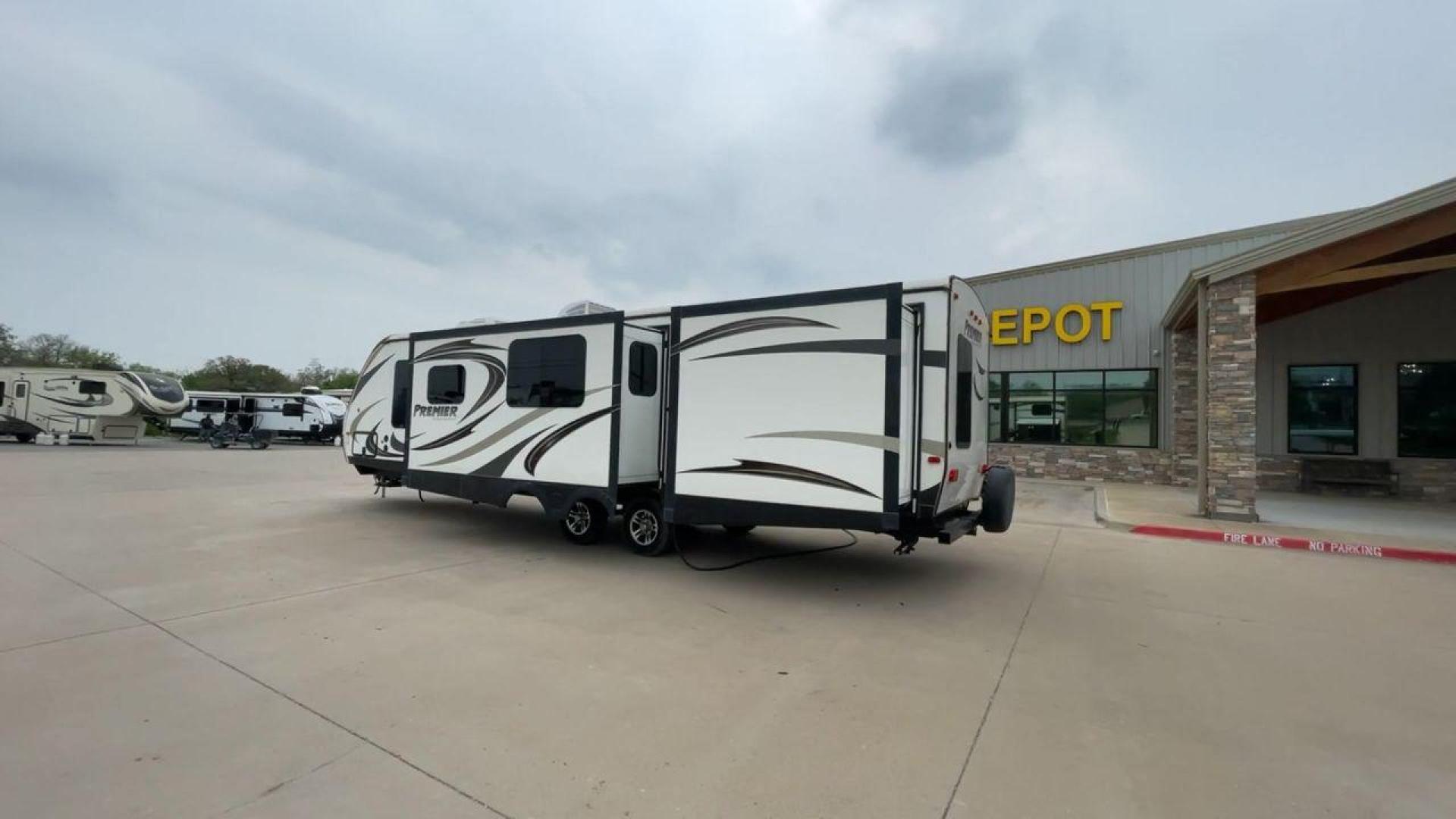 2014 KEYSTONE BULLET 34BHPR (4YDT34B25ED) , located at 4319 N Main St, Cleburne, TX, 76033, (817) 678-5133, 32.385960, -97.391212 - Photo#7