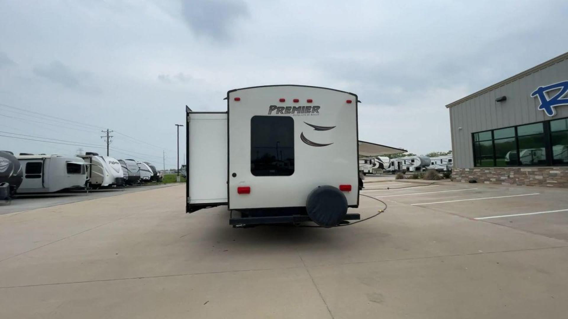 2014 KEYSTONE BULLET 34BHPR (4YDT34B25ED) , located at 4319 N Main St, Cleburne, TX, 76033, (817) 678-5133, 32.385960, -97.391212 - Photo#8