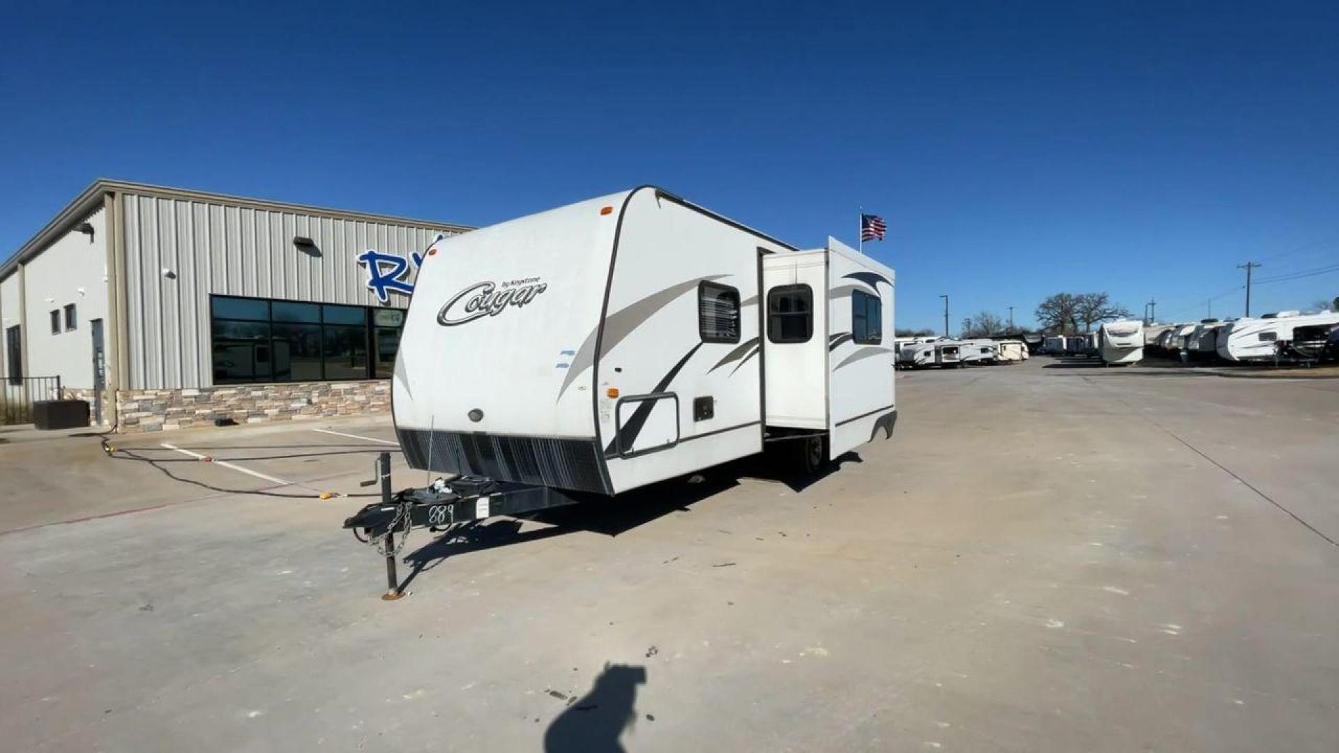 2014 WHITE KEYSTONE COUGAR MDL 260RB (4YDT26027EV) , Length: 29.67 ft. | Dry Weight: 5,065 lbs. | Slides: 1 transmission, located at 4319 N Main St, Cleburne, TX, 76033, (817) 678-5133, 32.385960, -97.391212 - The 2014 Keystone Cougar Model 260RB travel trailer offers the ideal fusion of elegance and utility. With its roomy and welcoming interior, this well-designed RV is a great option for both long trips and weekend excursions. This travel trailer has a length of 29.8 ft and weighs 5,065 lbs. It is s - Photo#5