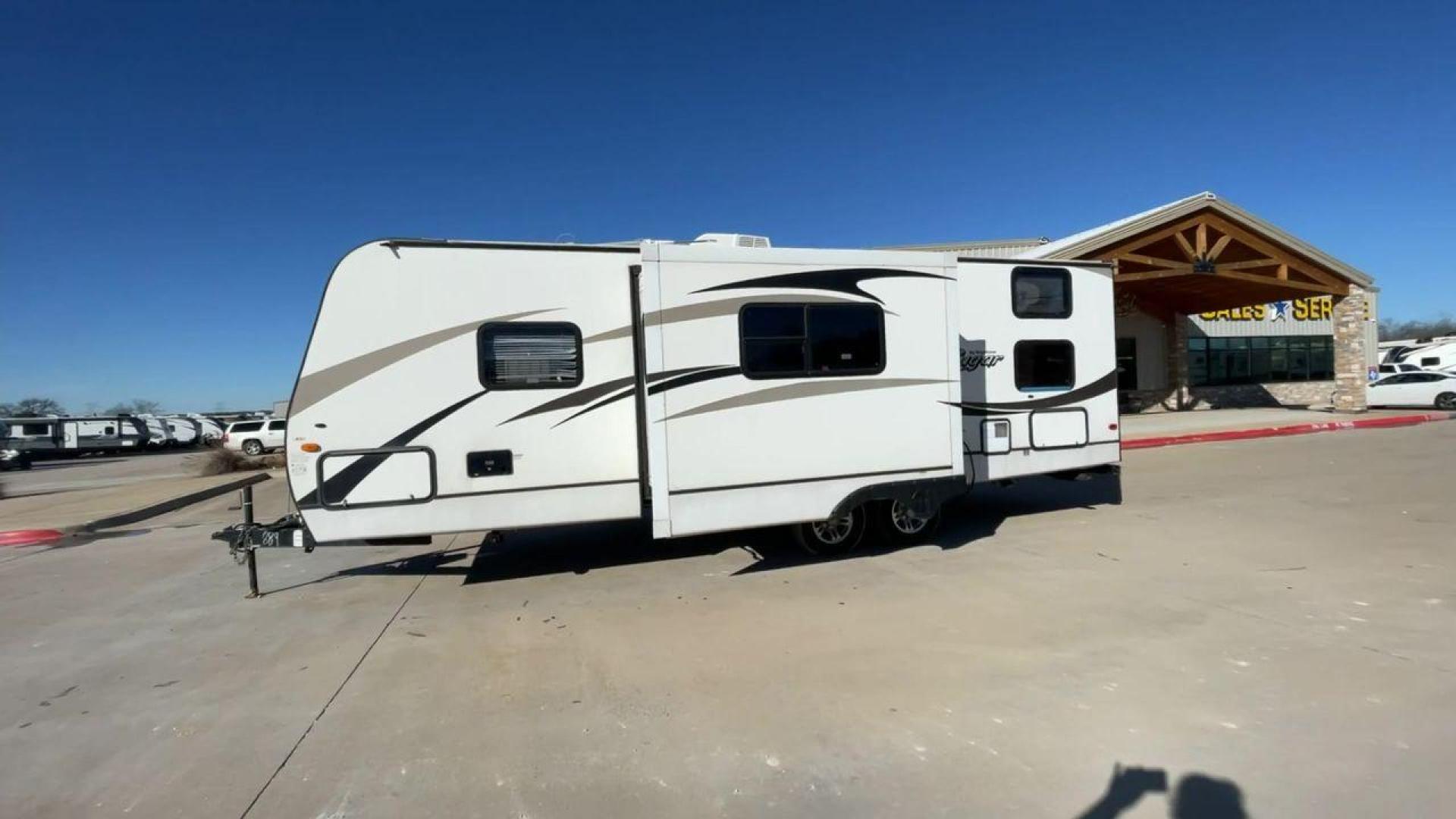 2014 WHITE KEYSTONE COUGAR MDL 260RB (4YDT26027EV) , Length: 29.67 ft. | Dry Weight: 5,065 lbs. | Slides: 1 transmission, located at 4319 N Main St, Cleburne, TX, 76033, (817) 678-5133, 32.385960, -97.391212 - The 2014 Keystone Cougar Model 260RB travel trailer offers the ideal fusion of elegance and utility. With its roomy and welcoming interior, this well-designed RV is a great option for both long trips and weekend excursions. This travel trailer has a length of 29.8 ft and weighs 5,065 lbs. It is s - Photo#6