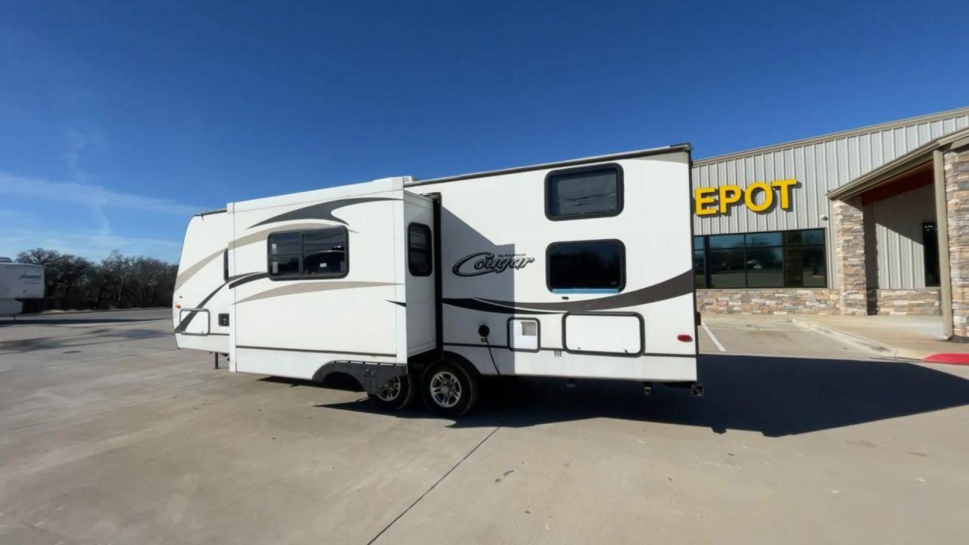 2014 WHITE KEYSTONE COUGAR MDL 260RB (4YDT26027EV) , Length: 29.67 ft. | Dry Weight: 5,065 lbs. | Slides: 1 transmission, located at 4319 N Main St, Cleburne, TX, 76033, (817) 678-5133, 32.385960, -97.391212 - The 2014 Keystone Cougar Model 260RB travel trailer offers the ideal fusion of elegance and utility. With its roomy and welcoming interior, this well-designed RV is a great option for both long trips and weekend excursions. This travel trailer has a length of 29.8 ft and weighs 5,065 lbs. It is s - Photo#7