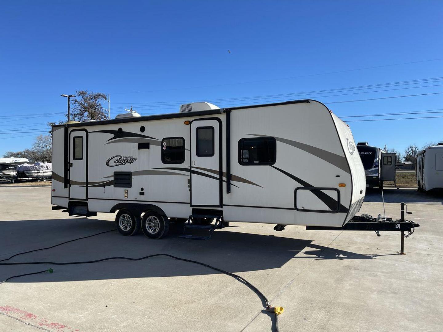 2014 WHITE KEYSTONE COUGAR MDL 260RB (4YDT26027EV) , Length: 29.67 ft. | Dry Weight: 5,065 lbs. | Slides: 1 transmission, located at 4319 N Main St, Cleburne, TX, 76033, (817) 678-5133, 32.385960, -97.391212 - The 2014 Keystone Cougar Model 260RB travel trailer offers the ideal fusion of elegance and utility. With its roomy and welcoming interior, this well-designed RV is a great option for both long trips and weekend excursions. This travel trailer has a length of 29.8 ft and weighs 5,065 lbs. It is s - Photo#21