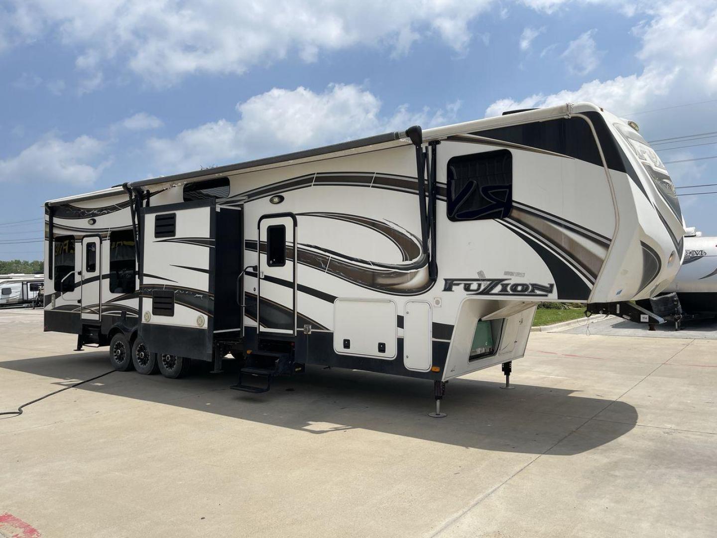 2014 WHITE KEYSTONE FUZION M-399 (4YDF39939EF) , Length: 41 ft. | Dry Weight: 14,100 lbs. | Gross Weight: 18,000 lbs. | Slides: 3 transmission, located at 4319 N Main St, Cleburne, TX, 76033, (817) 678-5133, 32.385960, -97.391212 - The 2014 Keystone Fuzion M-399 offers exceptional value for its price. With its white exterior color, this RV stands out on the road and is sure to turn heads wherever you go. Measuring 41 ft. in length, this toy hauler provides ample space for you and your loved ones to relax and enjoy your travels - Photo#24