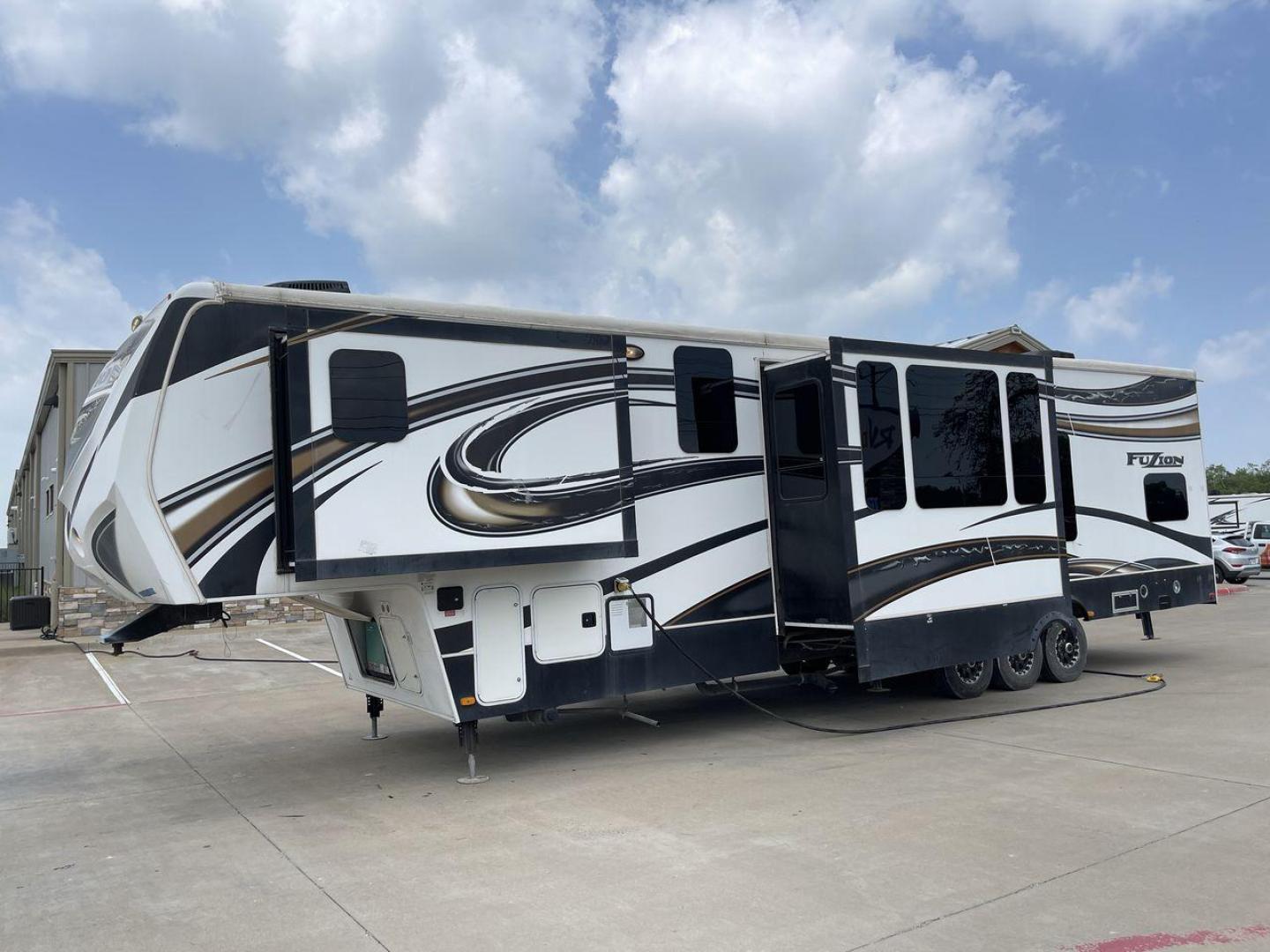 2014 WHITE KEYSTONE FUZION M-399 (4YDF39939EF) , Length: 41 ft. | Dry Weight: 14,100 lbs. | Gross Weight: 18,000 lbs. | Slides: 3 transmission, located at 4319 N Main St, Cleburne, TX, 76033, (817) 678-5133, 32.385960, -97.391212 - The 2014 Keystone Fuzion M-399 offers exceptional value for its price. With its white exterior color, this RV stands out on the road and is sure to turn heads wherever you go. Measuring 41 ft. in length, this toy hauler provides ample space for you and your loved ones to relax and enjoy your travels - Photo#25