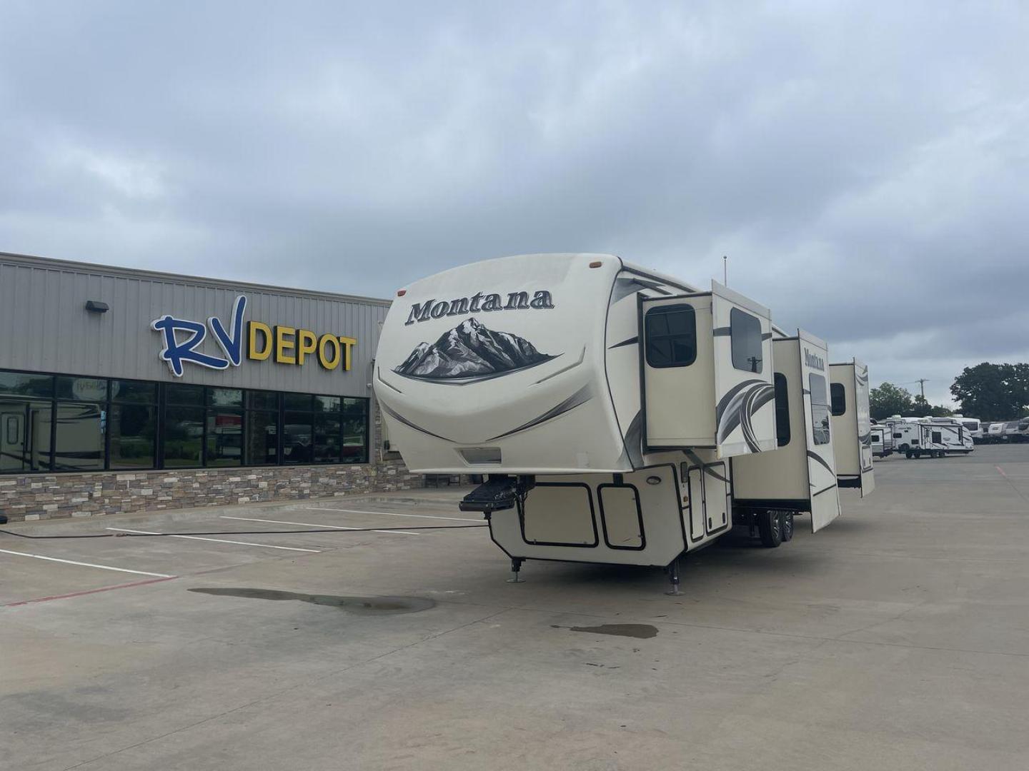 2014 WHITE KEYSTONE MONTANA 3750FL (4YDF37522E4) , located at 4319 N Main St, Cleburne, TX, 76033, (817) 678-5133, 32.385960, -97.391212 - This 2014 Montana 3750FL fifth wheel measures just over 38' in length. It is a dual axle, aluminum wheel setup with a dry weight of 12,597 lbs and has a carrying capacity of 3,173 lbs. This fifth wheel has five slides. The rear of the fifth wheel holds the bedroom. It has a queen sized bed with a - Photo#0