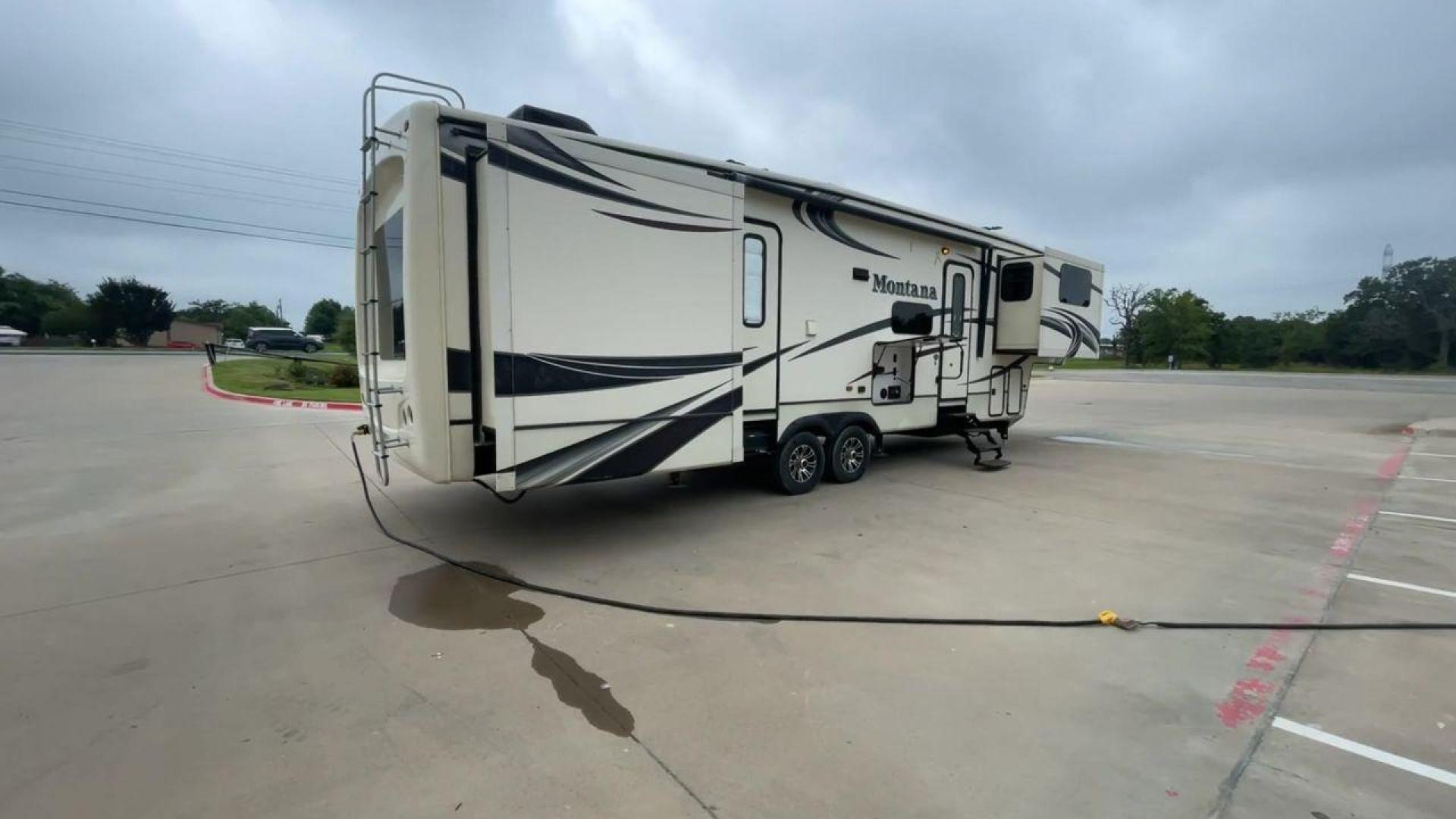 2014 WHITE KEYSTONE MONTANA 3750FL (4YDF37522E4) , located at 4319 N Main St, Cleburne, TX, 76033, (817) 678-5133, 32.385960, -97.391212 - This 2014 Montana 3750FL fifth wheel measures just over 38' in length. It is a dual axle, aluminum wheel setup with a dry weight of 12,597 lbs and has a carrying capacity of 3,173 lbs. This fifth wheel has five slides. The rear of the fifth wheel holds the bedroom. It has a queen sized bed with a - Photo#1