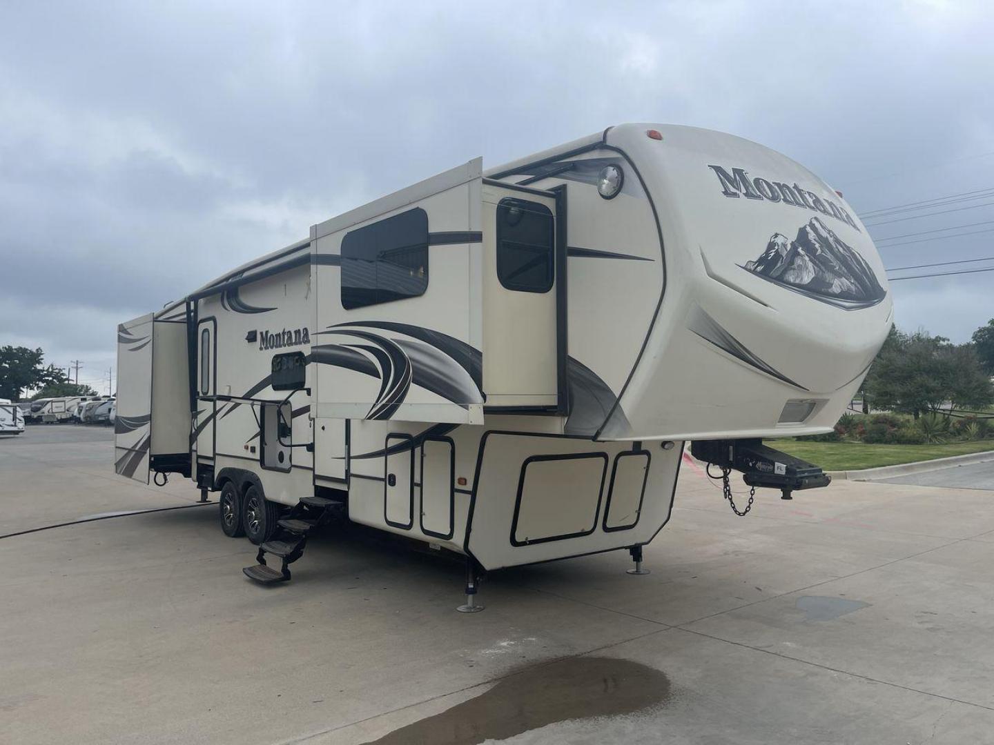 2014 WHITE KEYSTONE MONTANA 3750FL (4YDF37522E4) , located at 4319 N Main St, Cleburne, TX, 76033, (817) 678-5133, 32.385960, -97.391212 - This 2014 Montana 3750FL fifth wheel measures just over 38' in length. It is a dual axle, aluminum wheel setup with a dry weight of 12,597 lbs and has a carrying capacity of 3,173 lbs. This fifth wheel has five slides. The rear of the fifth wheel holds the bedroom. It has a queen sized bed with a - Photo#23