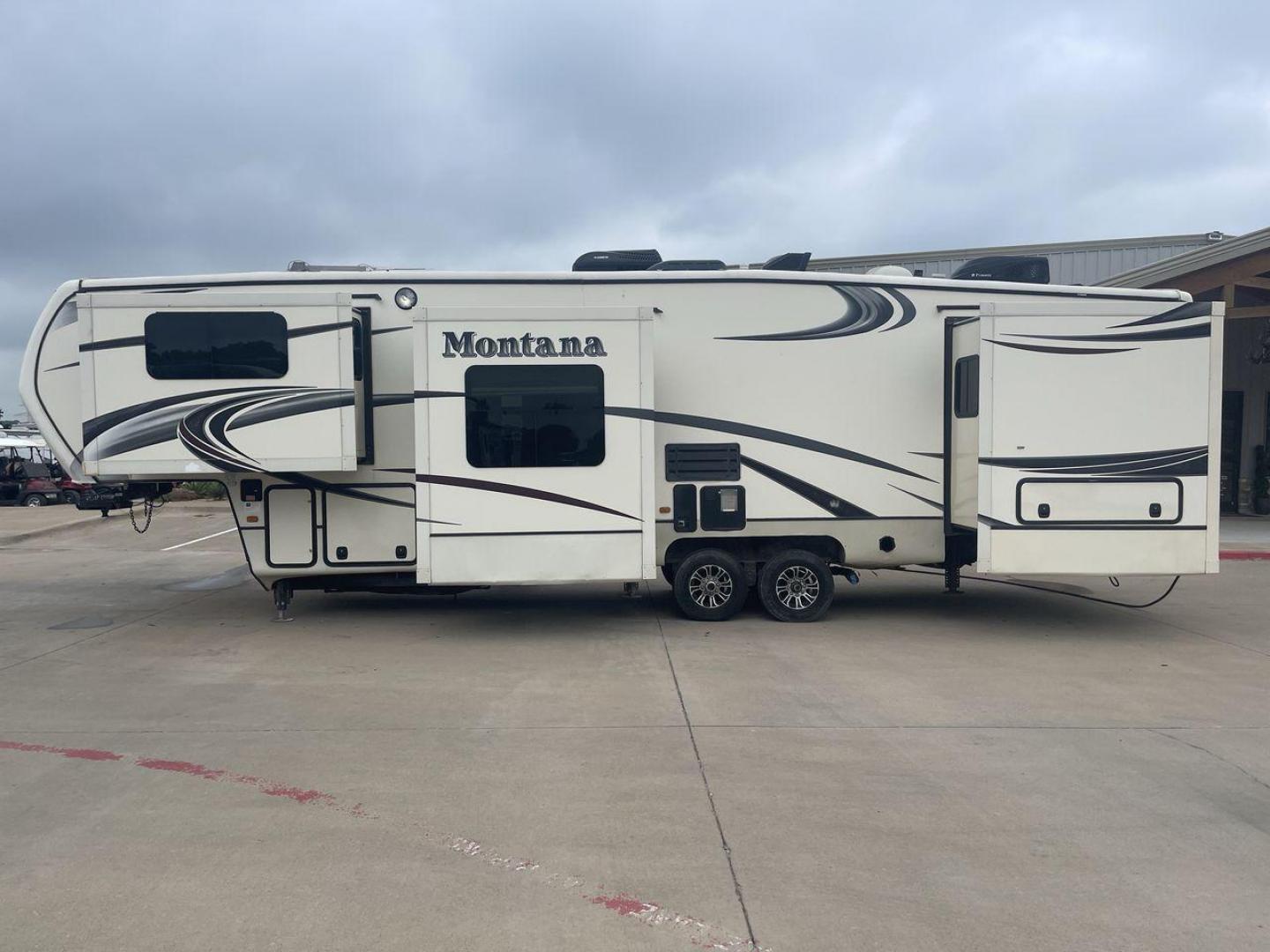 2014 WHITE KEYSTONE MONTANA 3750FL (4YDF37522E4) , located at 4319 N Main St, Cleburne, TX, 76033, (817) 678-5133, 32.385960, -97.391212 - This 2014 Montana 3750FL fifth wheel measures just over 38' in length. It is a dual axle, aluminum wheel setup with a dry weight of 12,597 lbs and has a carrying capacity of 3,173 lbs. This fifth wheel has five slides. The rear of the fifth wheel holds the bedroom. It has a queen sized bed with a - Photo#24